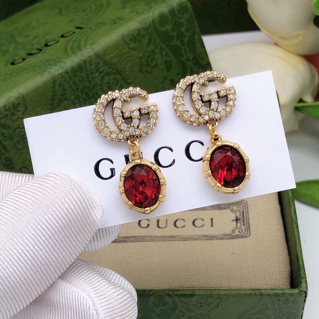 编号GED0017
🔹Gucci 古驰 红色GG时尚 
🔹绝对是古驰的风格
🔹夸张、重装饰、  重色彩超