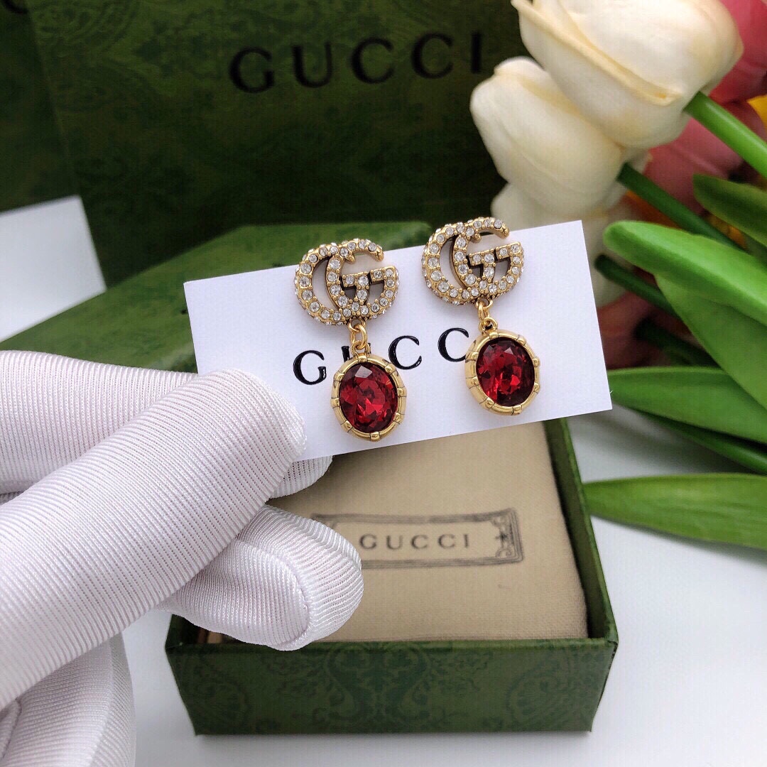 编号GED0017
🔹Gucci 古驰 红色GG时尚 
🔹绝对是古驰的风格
🔹夸张、重装饰、  重色彩超