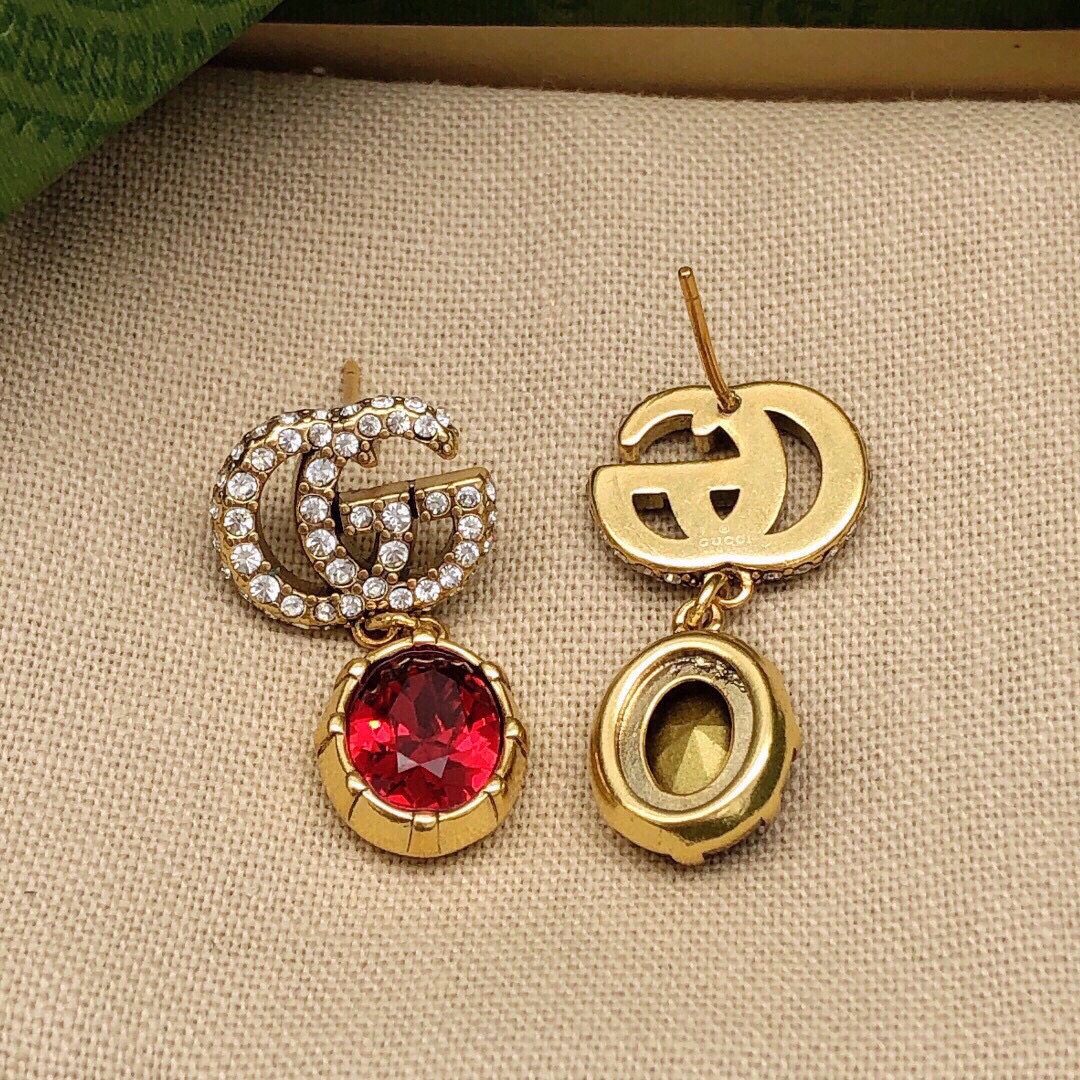 编号GED0017
🔹Gucci 古驰 红色GG时尚 
🔹绝对是古驰的风格
🔹夸张、重装饰、  重色彩超