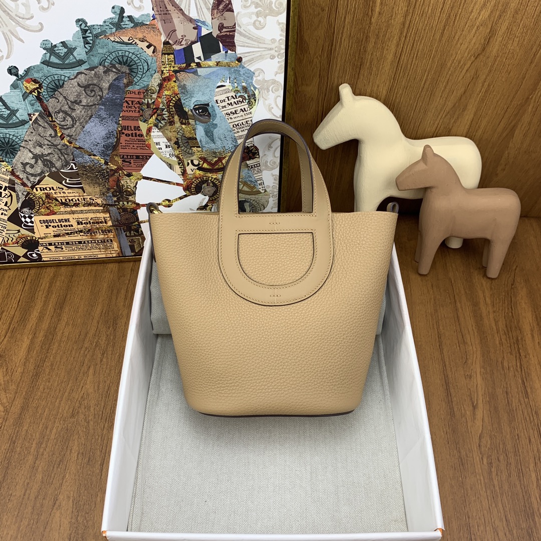 NO:698515,Ready in stock, available in seconds. New pig nose vegetable basket 18cm in the loo OM milk tea color. The pig nose bag has a unique sense of design. Although it is low-key, it is very personal. It can be regarded as a matching tool! Both the handle and the bottom retain the classic shape of the pig nose, and the overall image of the vegetable basket is also quite consistent~, Hermes, hermes, Hermes,19860909现货 in stock 秒发 新款猪鼻子菜篮子18cm in the loo OM奶茶色 猪鼻子包有着独特的设计感, 虽然低调但是却很有个性,不失为一款搭配利器!手柄和底部都保留着猪鼻子的经典造型,而整体菜篮子的形象也是相当契合~,爱马仕,hermes,Hermes,,Bag