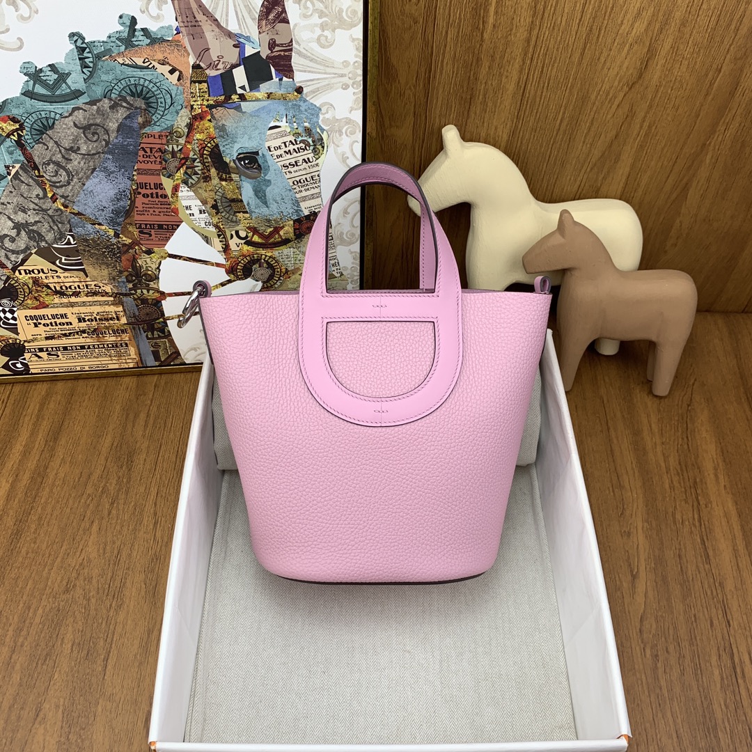 NO:698517,Ready in stock, available in seconds. New pig nose vegetable basket 18cm in the loo19860909现货 in stock 秒发 新款猪鼻子菜篮子18cm in the loo X9锦葵紫 银扣 猪鼻子包有着独特的设计感, 虽然低调但是却很有个性,不失为一款搭配利器!手柄和底部都保留着猪鼻子的经典造型,而整体菜篮子的形象也是相当契合~,爱马仕,hermes,Hermes,,Bag