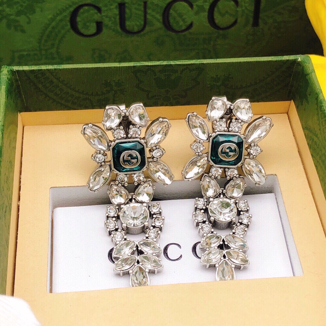 编号GED0083
GUCCI 古驰马眼耳钉  ☘️GG耳钉 做旧复古风格 带logo 无耳洞福利款 耳
