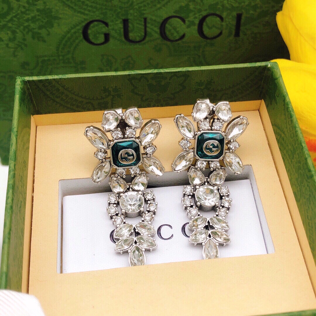 编号GED0083
GUCCI 古驰马眼耳钉  ☘️GG耳钉 做旧复古风格 带logo 无耳洞福利款 耳
