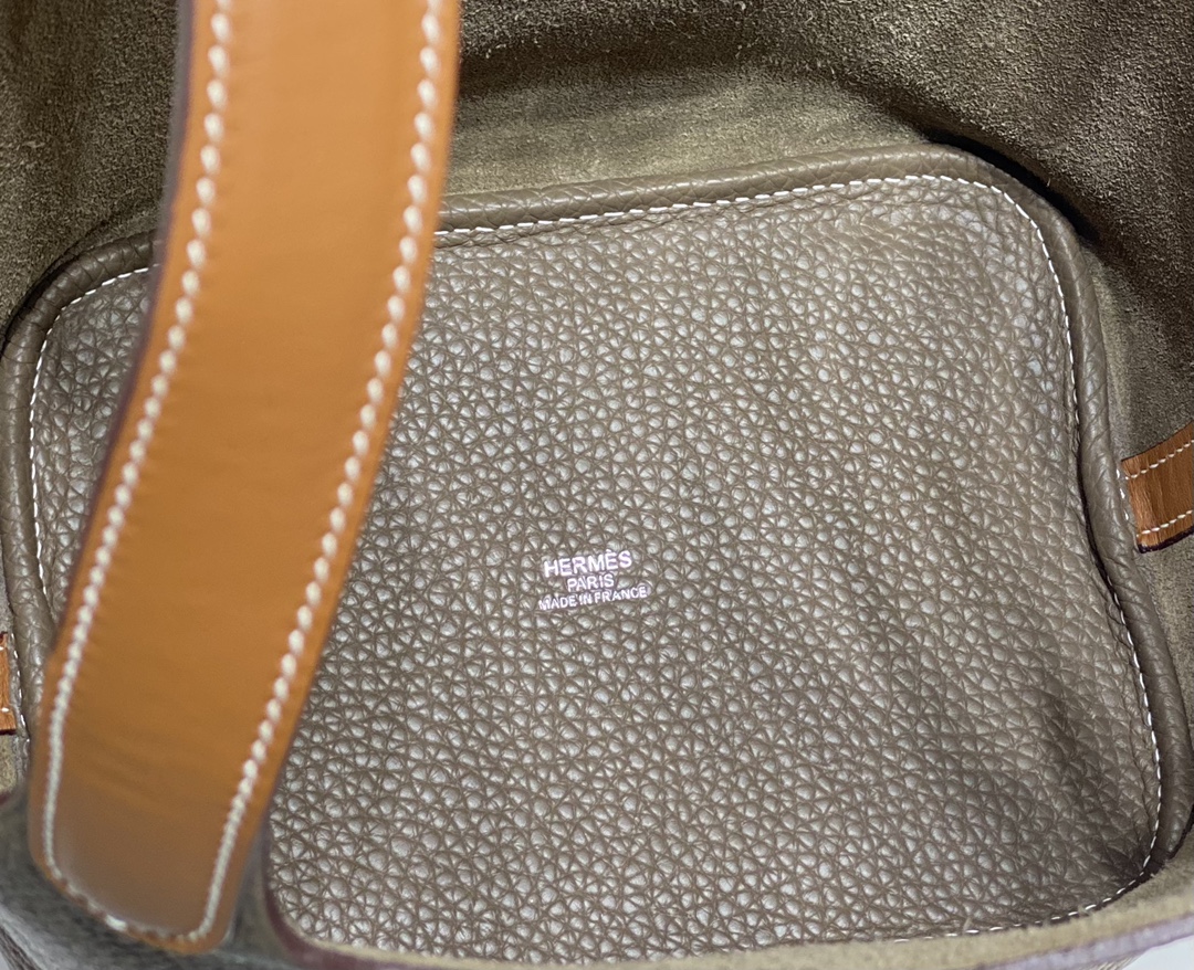 Hermès 专柜款经典手袋 9