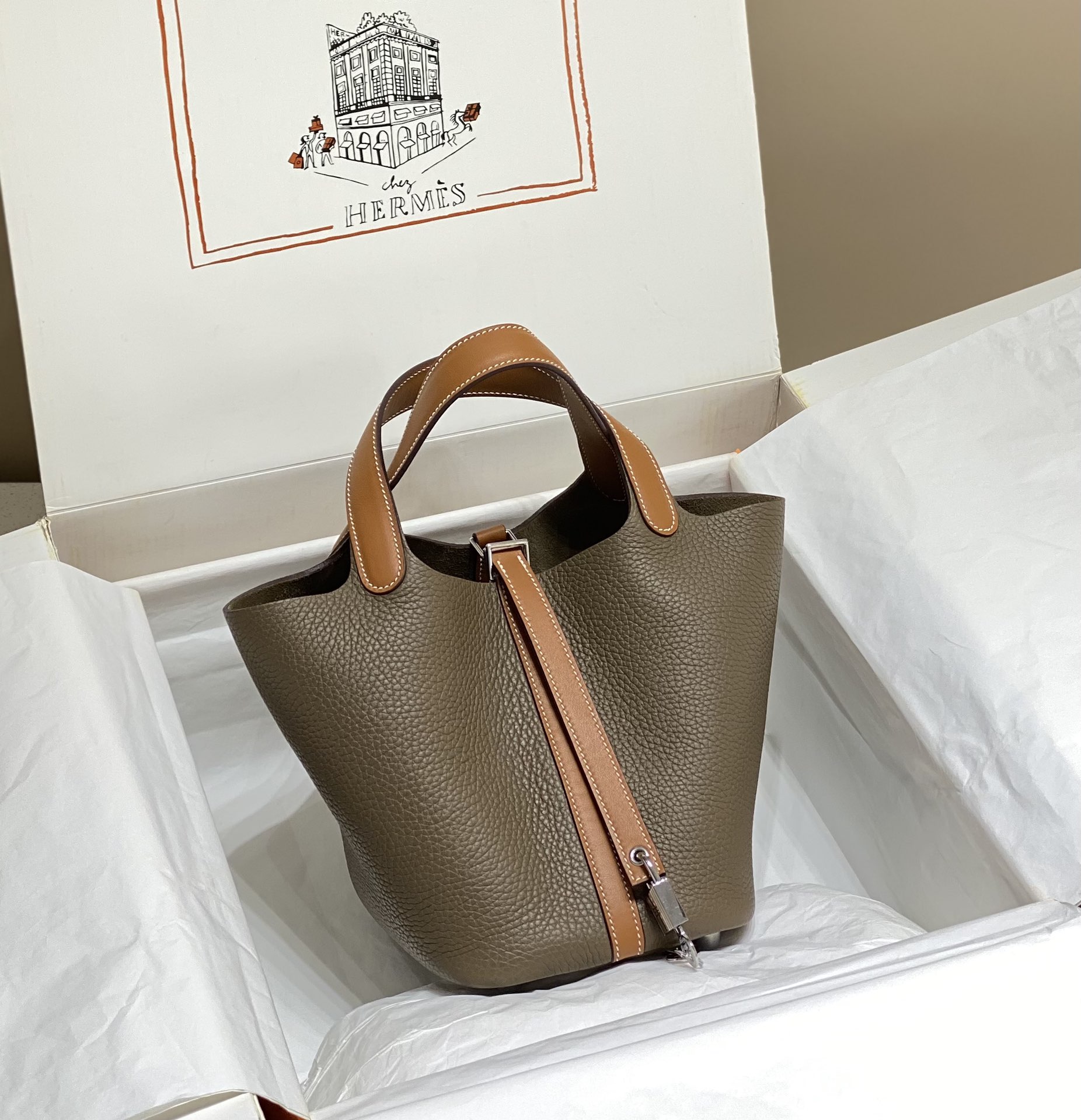 Hermès 专柜款经典手袋 2