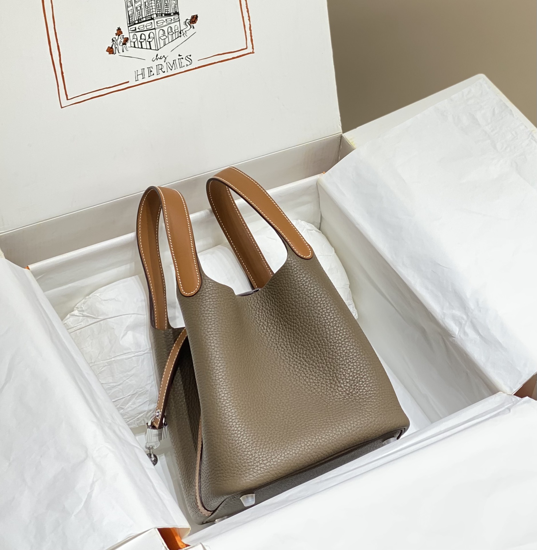 Hermès 专柜款经典手袋 4