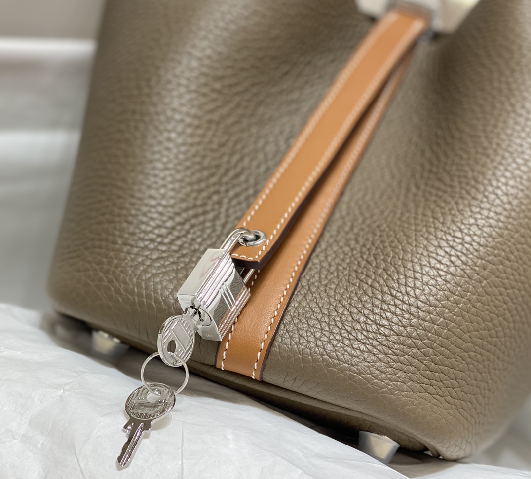Hermès 专柜款经典手袋 6
