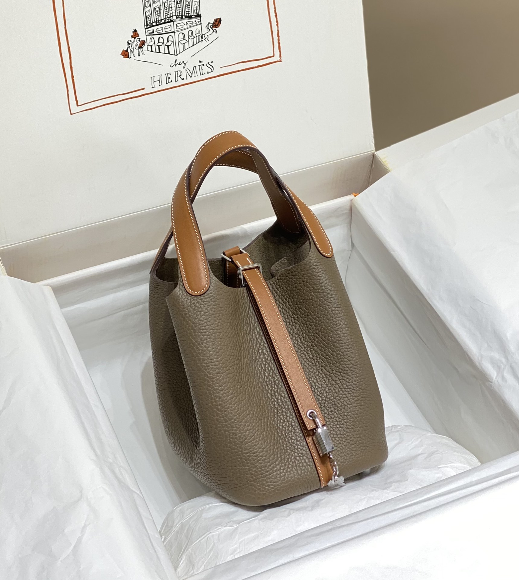 Hermès 专柜款经典手袋 3