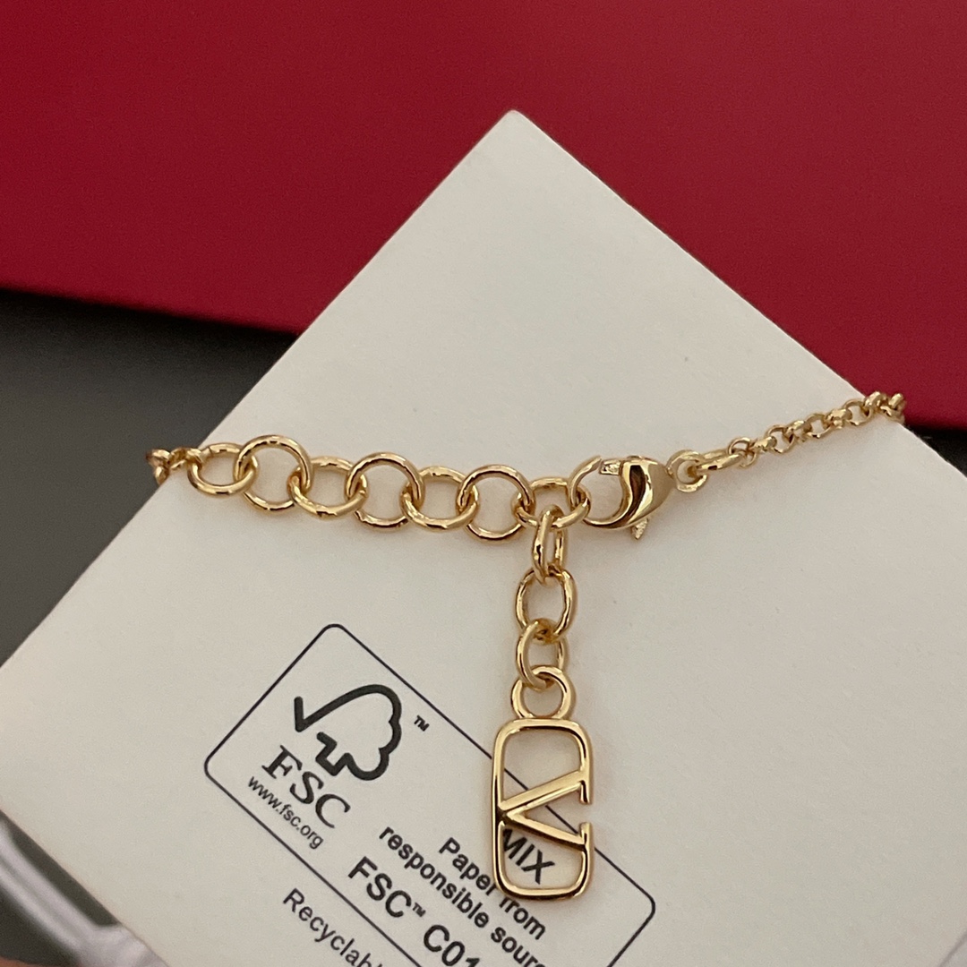 p135【我们出品【华伦天奴手链】Z 2600，经典简约的设计！简约大方的标志性logo设计，经典万年基础款，超级百搭日常，越是简约越高级耐看，加长延长链设计非常的人性，适合各种手围佩戴，墙裂推荐❣️