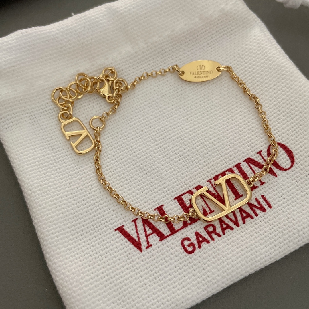 p135【我们出品【华伦天奴手链】Z 2600，经典简约的设计！简约大方的标志性logo设计，经典万年基础款，超级百搭日常，越是简约越高级耐看，加长延长链设计非常的人性，适合各种手围佩戴，墙裂推荐❣️