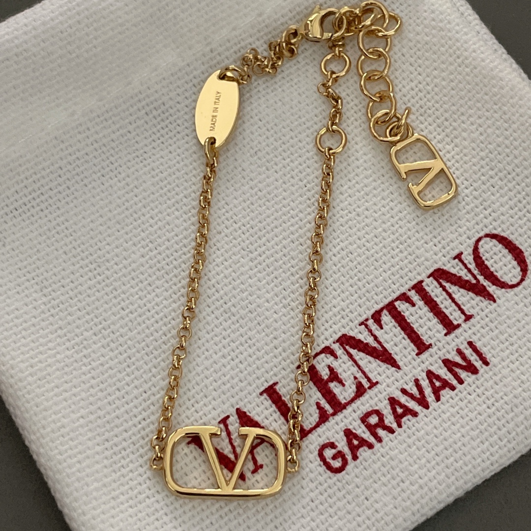 p135【我们出品【华伦天奴手链】Z 2600，经典简约的设计！简约大方的标志性logo设计，经典万年基础款，超级百搭日常，越是简约越高级耐看，加长延长链设计非常的人性，适合各种手围佩戴，墙裂推荐❣️