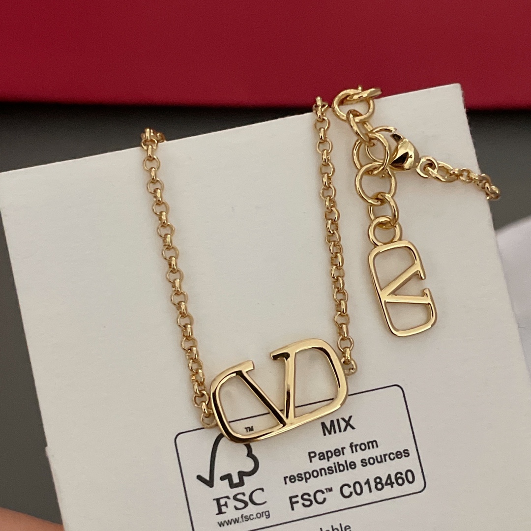 p135【我们出品【华伦天奴手链】Z 2600，经典简约的设计！简约大方的标志性logo设计，经典万年基础款，超级百搭日常，越是简约越高级耐看，加长延长链设计非常的人性，适合各种手围佩戴，墙裂推荐❣️