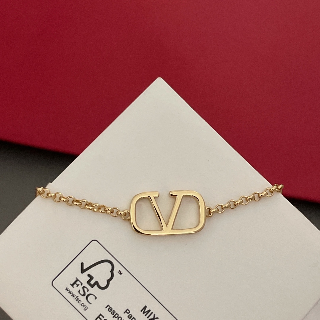 p135【我们出品【华伦天奴手链】Z 2600，经典简约的设计！简约大方的标志性logo设计，经典万年基础款，超级百搭日常，越是简约越高级耐看，加长延长链设计非常的人性，适合各种手围佩戴，墙裂推荐❣️