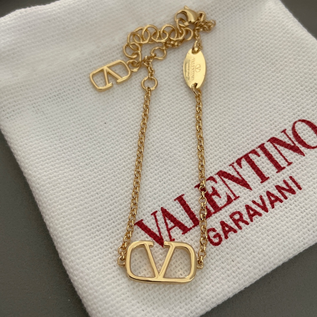 p135【我们出品【华伦天奴手链】Z 2600，经典简约的设计！简约大方的标志性logo设计，经典万年基础款，超级百搭日常，越是简约越高级耐看，加长延长链设计非常的人性，适合各种手围佩戴，墙裂推荐❣️