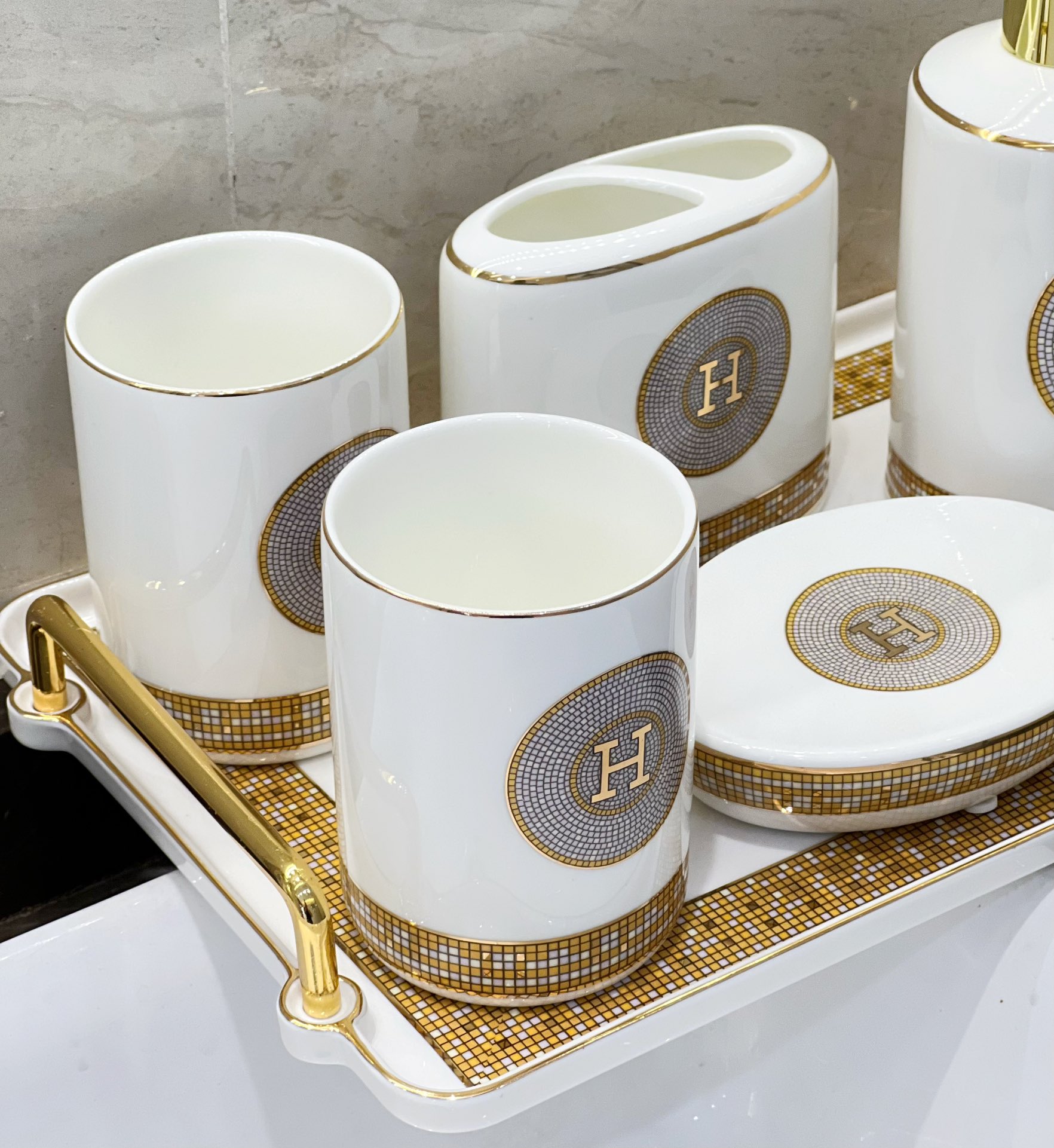 Hermès introduces understated elegance to the everyday with this - Comprehensive 8