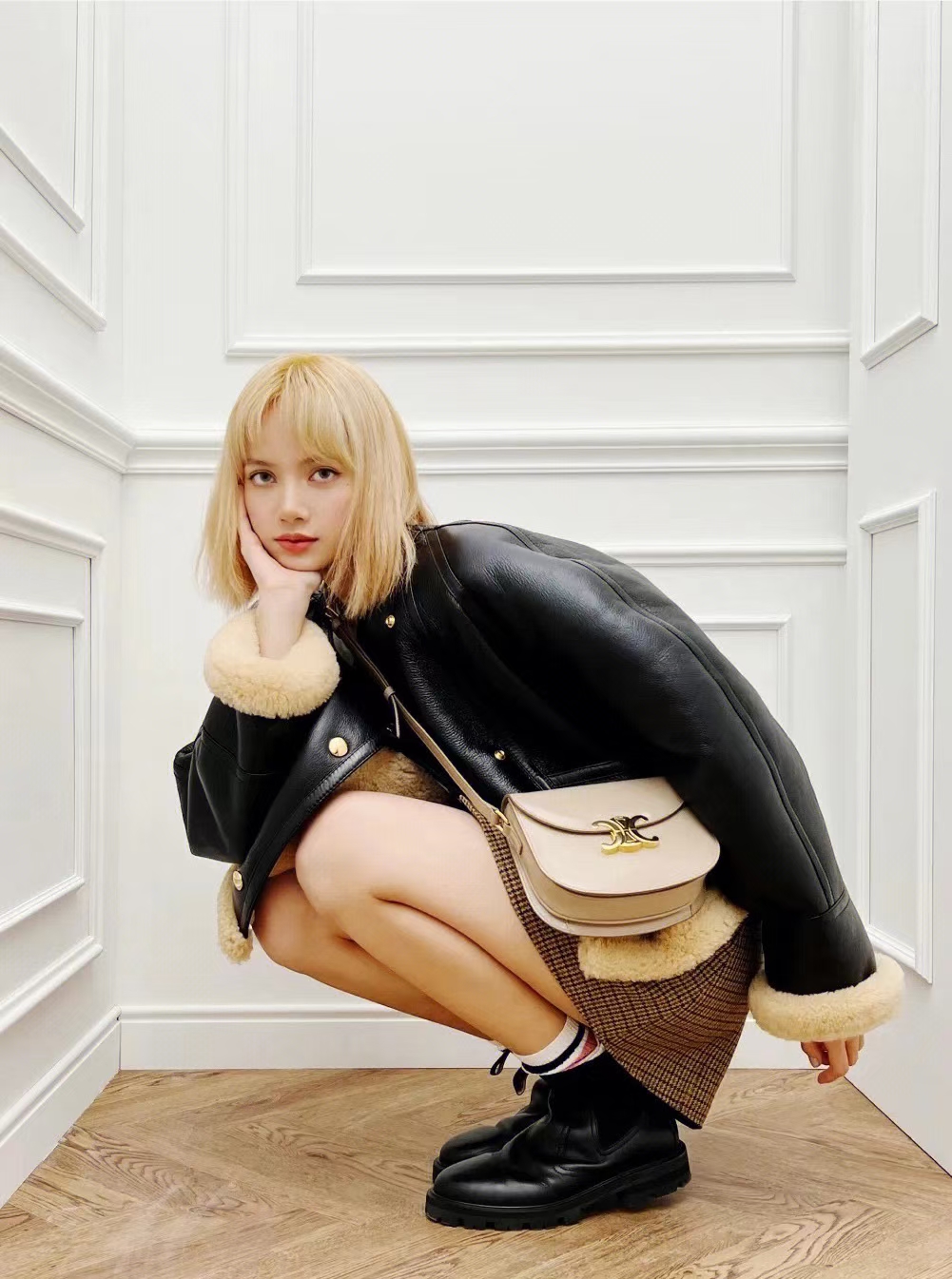 Celine Lisa personally carries the goods, a bag that has its own flow and is a popular style. The upper body is full of college style, and it is