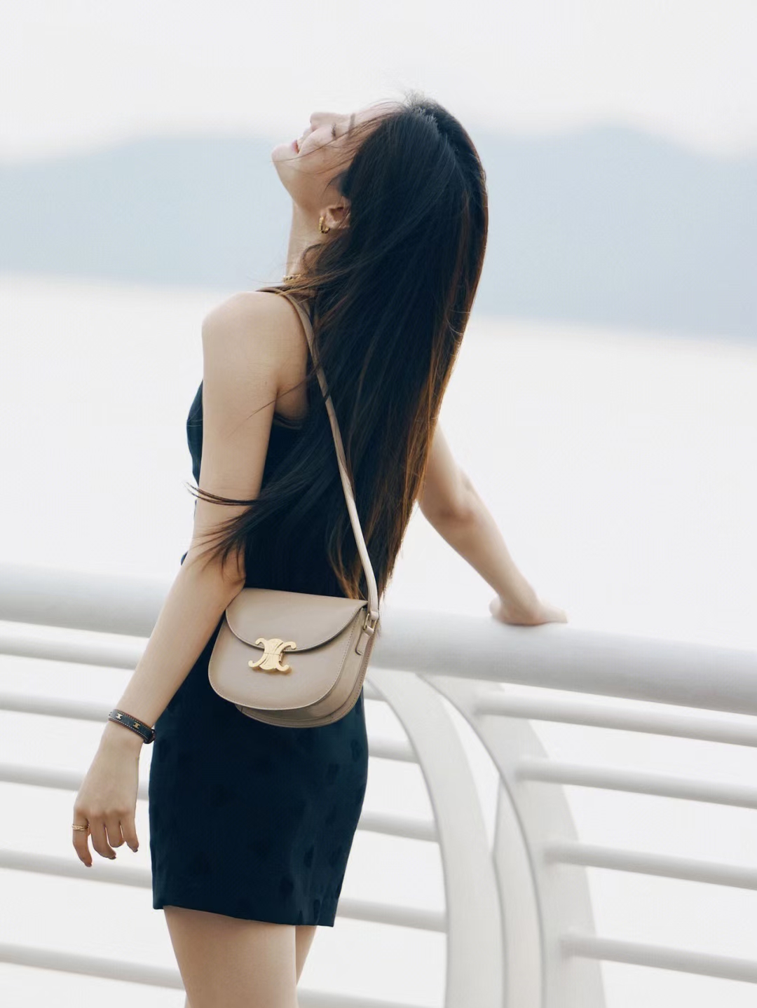 Celine Lisa personally carries the goods, a bag that has its own flow and is a popular style. The upper body is full of college style, and it is