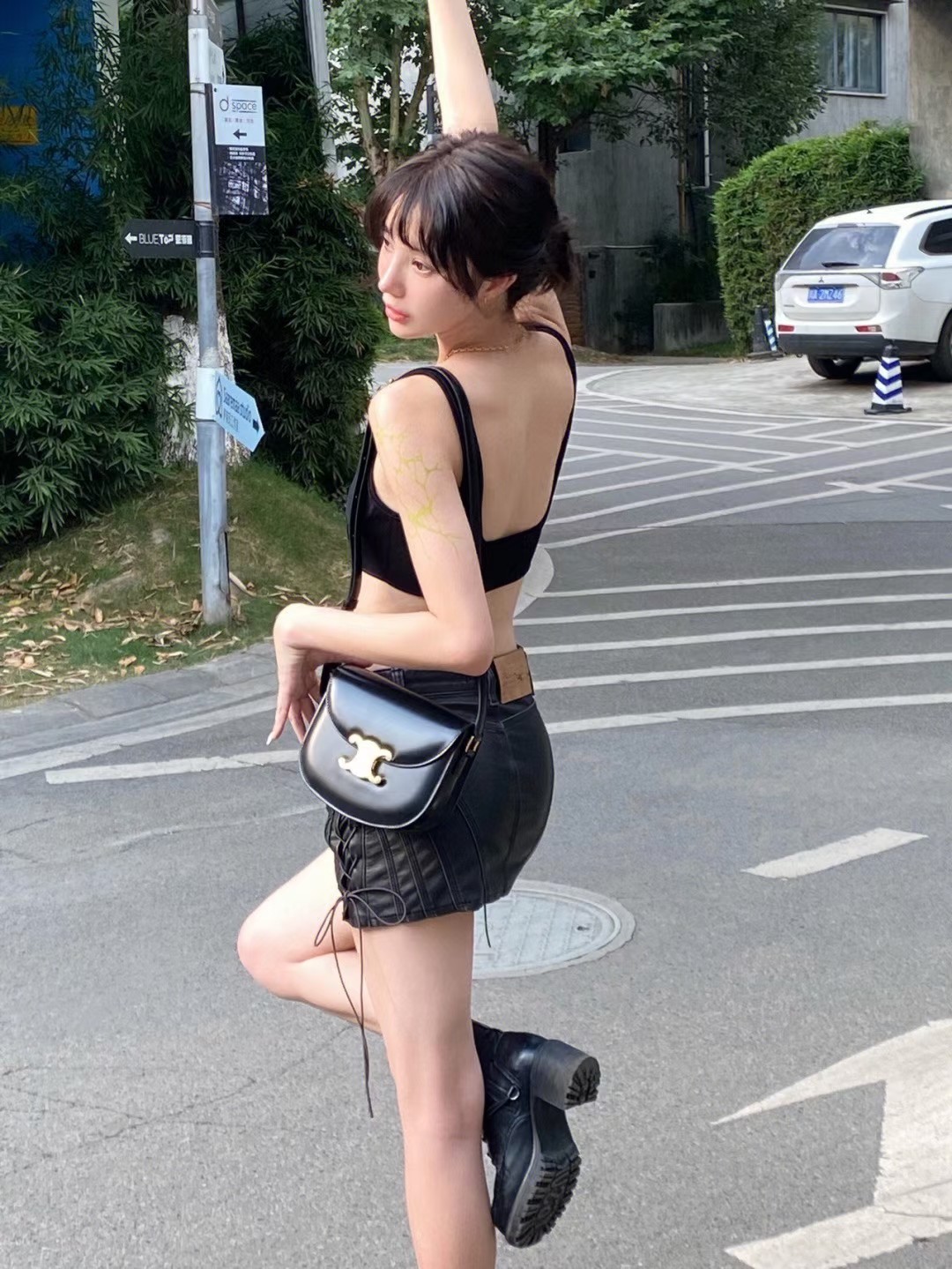 Celine Lisa personally carries the goods, a bag that has its own flow and is a popular style. The upper body is full of college style, and it is