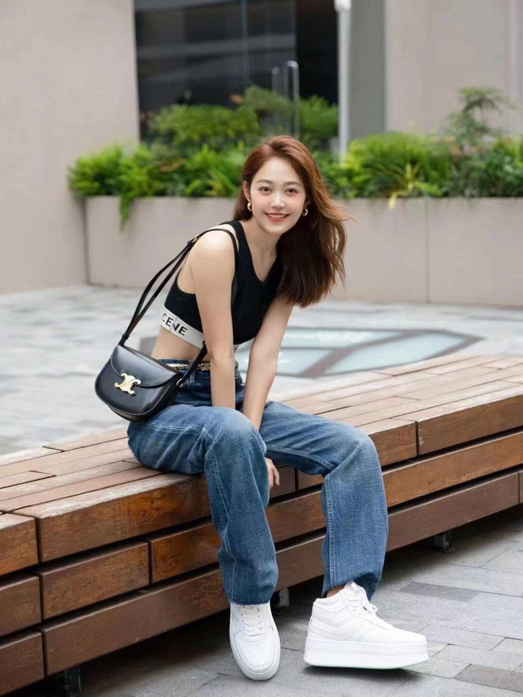 Celine Lisa personally carries the goods, a bag that has its own flow and is a popular style. The upper body is full of college style, and it is