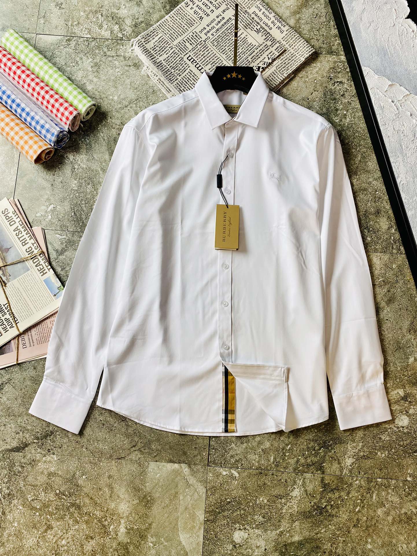 NO:121056,Three-standard official website model, can wear 205 catties, Burberry Burberry original single quality, latest 2025 men's long-sleeved shirt, selected counter custom top-grade long-sleeved shirt, imported fabric with original washing mark, all details are perfect 1 to 1 replica, restore the authentic 100% original hardware, button strap LOGO, high-end customized auxiliary materials, original factory original standard, excellent upper body effect, large size M-3XL (175-130 catties wearing M),,burberry,burberry,shirts,alexander wang19860909三标齐全官网款 可穿205斤 巴宝莉 Burberry 原单品质 2025最新款 男装长袖衬衫 精选专柜订制顶级长袖衬衣 进口面料带原版洗水唛 所有细节做工完美1比1复刻 还原正品百分百 原版五金 纽扣带LOGO 高端订制辅料 原厂原标 上身效果超赞 码数偏大 M-3XL（175高-130斤穿M）,,burberry,burberry,shirts,alexander wang,Men's clothing