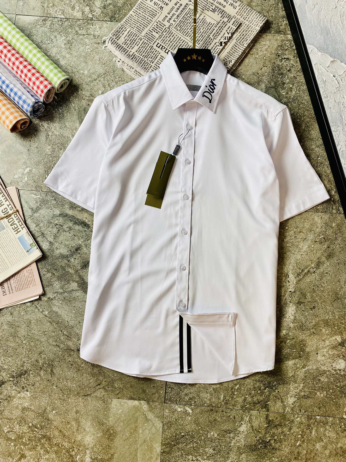 NO:513770,Three-standard official website model, can wear 195 catties Dior DIOR original single quality 2025 latest men's short-sleeved shirts, selected counter custom top-grade short-sleeved shirts, imported fabric with original washing mark, all details are perfect 1 to 1 replica, restore the authentic 100% original hardware, button strap LOGO, high-end customized auxiliary materials, original factory original standard, excellent upper body effect, large size M-3XL (175 high-kilogram wear M),,dior,dior,shirts,T-shirt,alexander wang19860909三标齐全官网款 可穿195斤 迪奥 DIOR 原单品质 2025最新款 男装短袖衬衫 精选专柜订制顶级短袖衬衣 进口面料带原版洗水唛 所有细节做工完美1比1复刻 还原正品百分百 原版五金 纽扣带LOGO 高端订制辅料 原厂原标 上身效果超赞 码数偏大 M-3XL（175高-斤穿M）,,dior,dior,shirts,T-shirt,alexander wang,Men's clothing