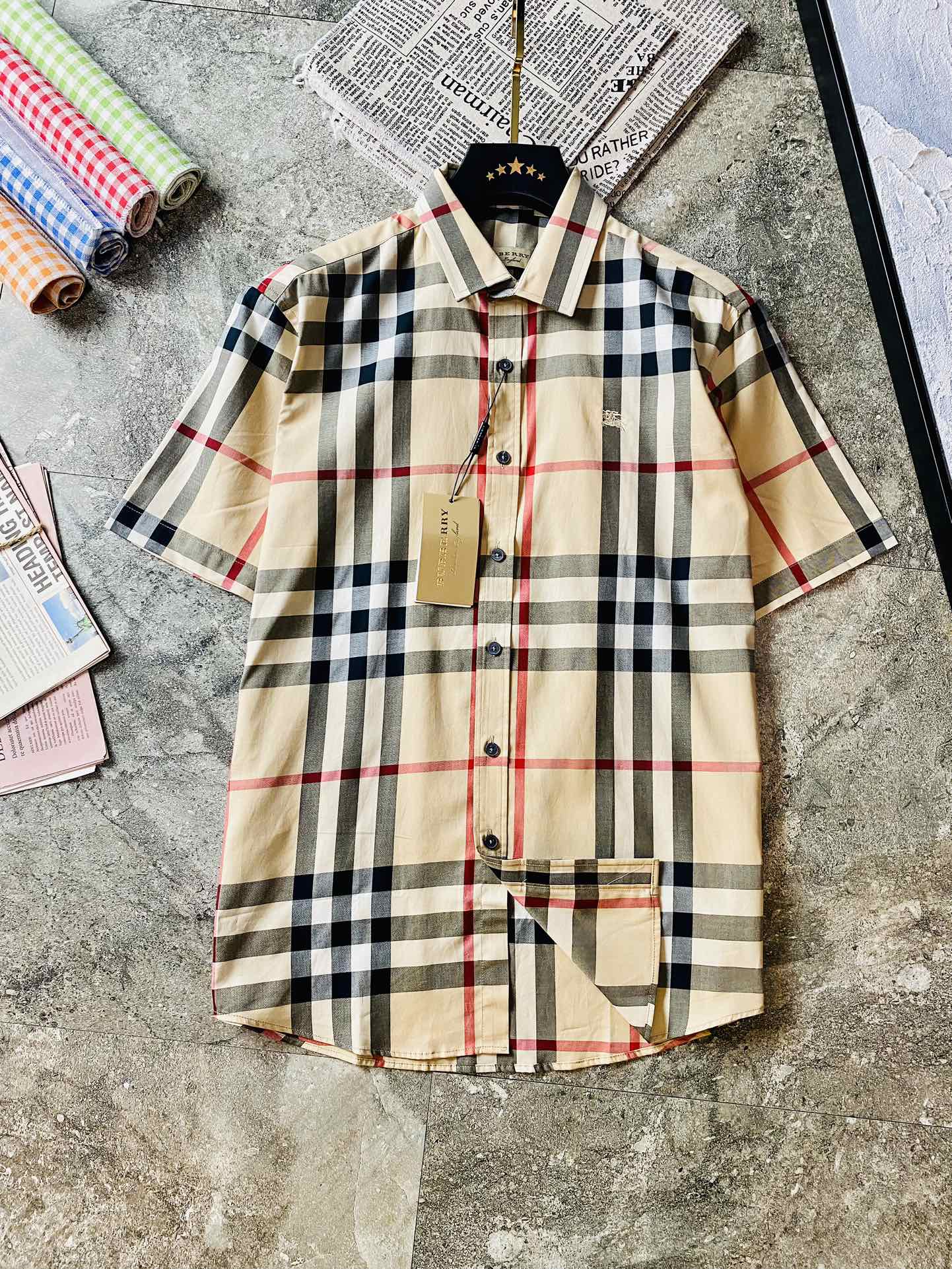 NO:480631,Three-standard official website model, can wear 195 catties, Burberry Burberry original single quality, latest 2025 men's short-sleeved shirt, selected counter custom top short-sleeved shirt, imported fabric with original washing mark, all details are perfect 1 to 1 replica, restore the authentic 100% original hardware, button strap LOGO, high-end customized auxiliary materials, original factory original standard, excellent upper body effect, large size M-3XL (175 high-130 catties wear M),,burberry,burberry,shirts,T-shirt,alexander wang19860909三标齐全官网款 可穿195斤 巴宝莉 Burberry 原单品质 2025最新款 男装短袖衬衫 精选专柜订制顶级短袖衬衣 进口面料带原版洗水唛 所有细节做工完美1比1复刻 还原正品百分百 原版五金 纽扣带LOGO 高端订制辅料 原厂原标 上身效果超赞 码数偏大 M-3XL（175高-130斤穿M）,,burberry,burberry,shirts,T-shirt,alexander wang,Men's clothing