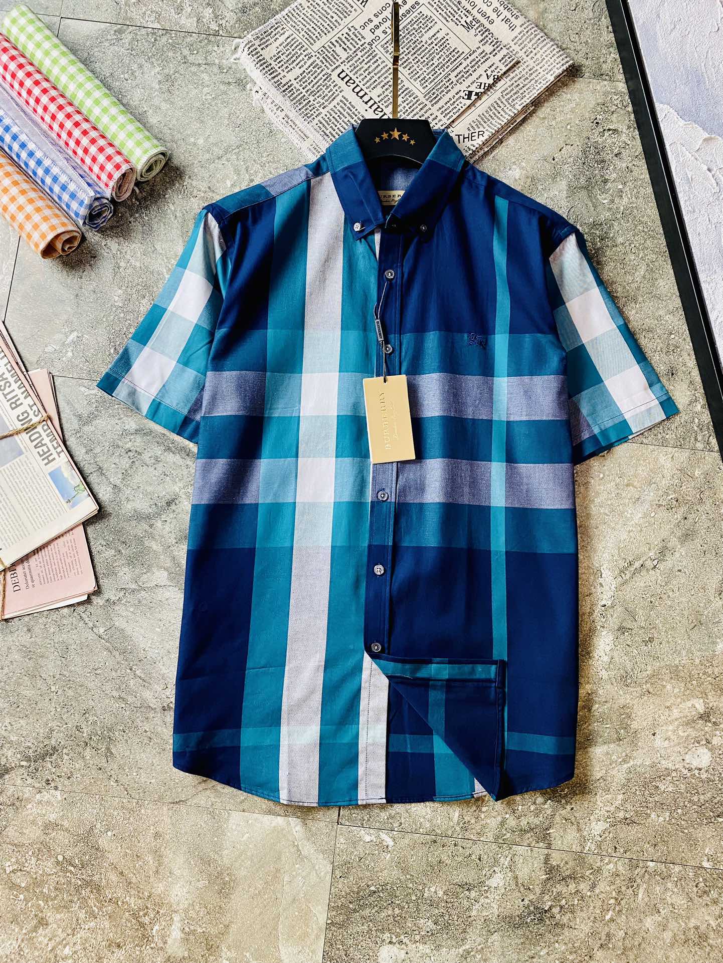 NO:446720,Three-standard official website model, can wear 195 catties, Burberry Burberry original quality, latest style, men's short-sleeved shirt, selected counter custom top-grade short-sleeved shirt, imported fabric with original washing mark, all details are perfect 1 to 1 replica, restore the authentic 100% original hardware, button strap LOGO, high-end customized auxiliary materials, original factory original standard, excellent upper body effect, large size M-3XL (175-130 catties wearing M),,burberry,burberry,shirts,T-shirt,alexander wang19860909三标齐全官网款 可穿195斤 巴宝莉 Burberry 原单品质 最新款 男装短袖衬衫 精选专柜订制顶级短袖衬衣 进口面料带原版洗水唛 所有细节做工完美1比1复刻 还原正品百分百 原版五金 纽扣带LOGO 高端订制辅料 原厂原标 上身效果超赞 码数偏大 M-3XL（175高-130斤穿M）,,burberry,burberry,shirts,T-shirt,alexander wang,Men's clothing