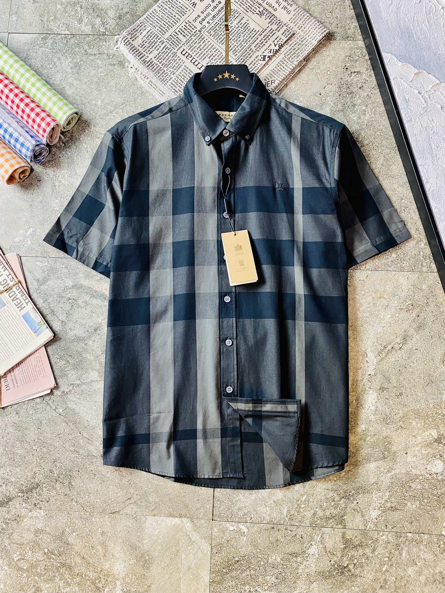 NO:513772,Three-standard official website model, can wear 195 catties, Burberry Burberry original single quality, latest 2025 men's short-sleeved shirt, selected counter custom top short-sleeved shirt, imported fabric with original washing mark, all details are perfect 1 to 1 replica, restore the authentic 100% original hardware, button strap LOGO, high-end customized auxiliary materials, original factory original standard, excellent upper body effect, large size M-3XL (175-130 catties wearing M),,burberry,burberry,shirts,T-shirt,alexander wang19860909三标齐全官网款 可穿195斤 巴宝莉 Burberry 原单品质 2025最新款 男装短袖衬衫 精选专柜订制顶级短袖衬衣 进口面料带原版洗水唛 所有细节做工完美1比1复刻 还原正品百分百 原版五金 纽扣带LOGO 高端订制辅料 原厂原标 上身效果超赞 码数偏大 M-3XL（175高-130斤穿M）,,burberry,burberry,shirts,T-shirt,alexander wang,Men's clothing