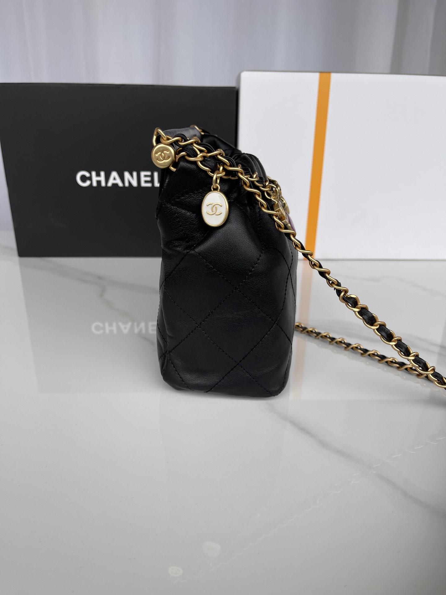 现货品牌:Chanel型号:AS3793简介:原单质量经典之作华丽与气质的前沿是你意想不到的尊贵皮种:原
