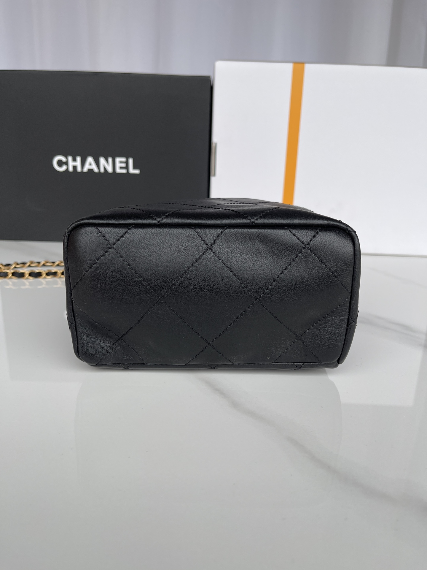 现货品牌:Chanel型号:AS3793简介:原单质量经典之作华丽与气质的前沿是你意想不到的尊贵皮种:原