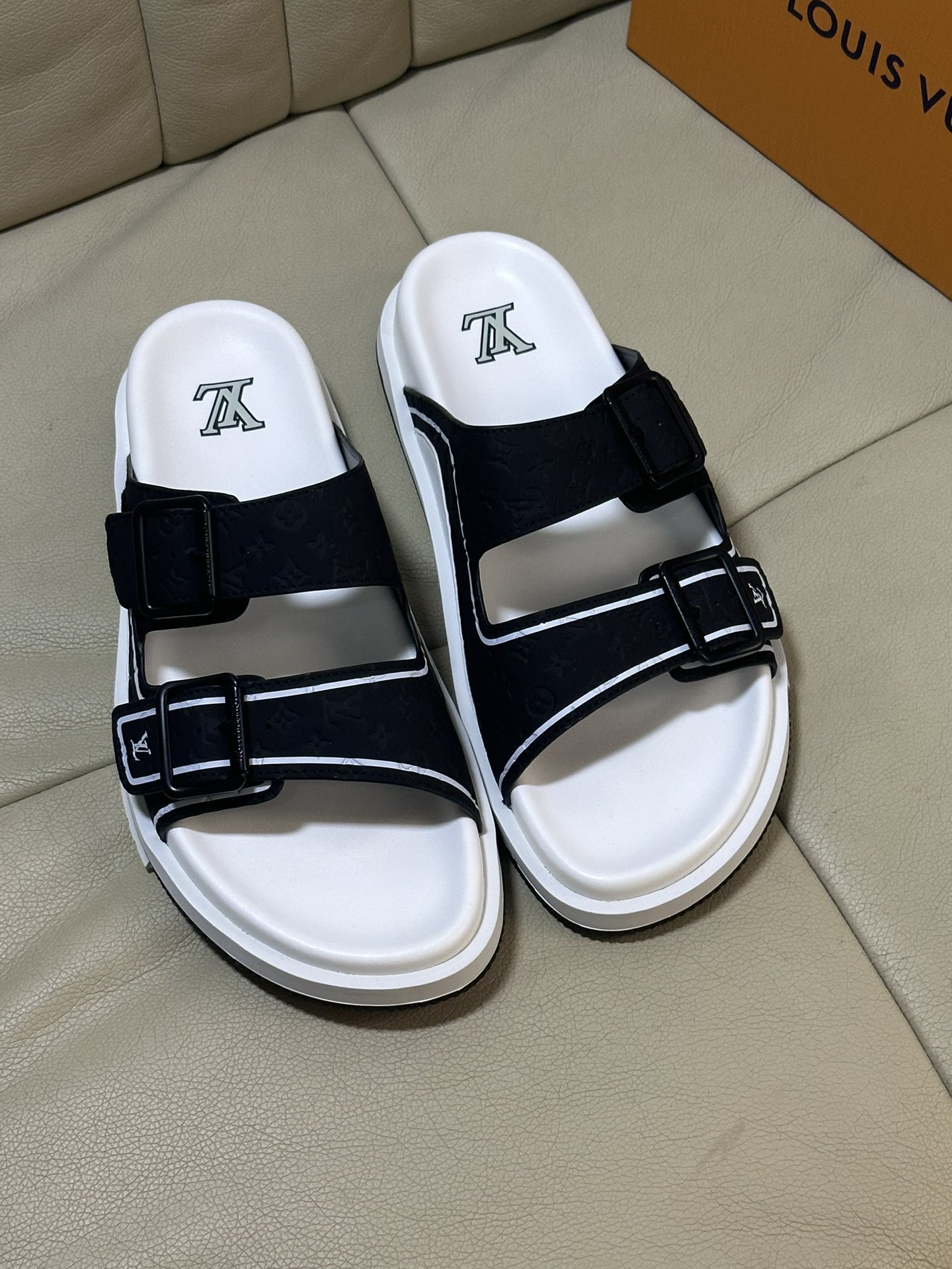 NO:271195,Size 38-45 L luxury Trainer sandals, made of black top calfskin, light and comfortable. The upper is decorated with Monogram embossed. 2 adjustable straps and blue metal buckles provide a unique color splicing effect. The precise foot-fitting insoles and fine-line rubber outsole are inspired by L* Trainer sneakers.,,sneakers,slippers,cowhide19860909码数38-45 L奢品Trainer 凉拖鞋,选用黑色头层小牛皮材质,轻盈舒适.鞋面饰带饰有 Monogram 压纹.2 条可调节饰带搭配蓝色金属质感搭扣,带来别致的色彩拼接效果.精准贴脚的鞋垫与细纹橡胶外底灵感源自 L* Trainer 运动鞋.,,sneakers,slippers,cowhide,Men's shoes