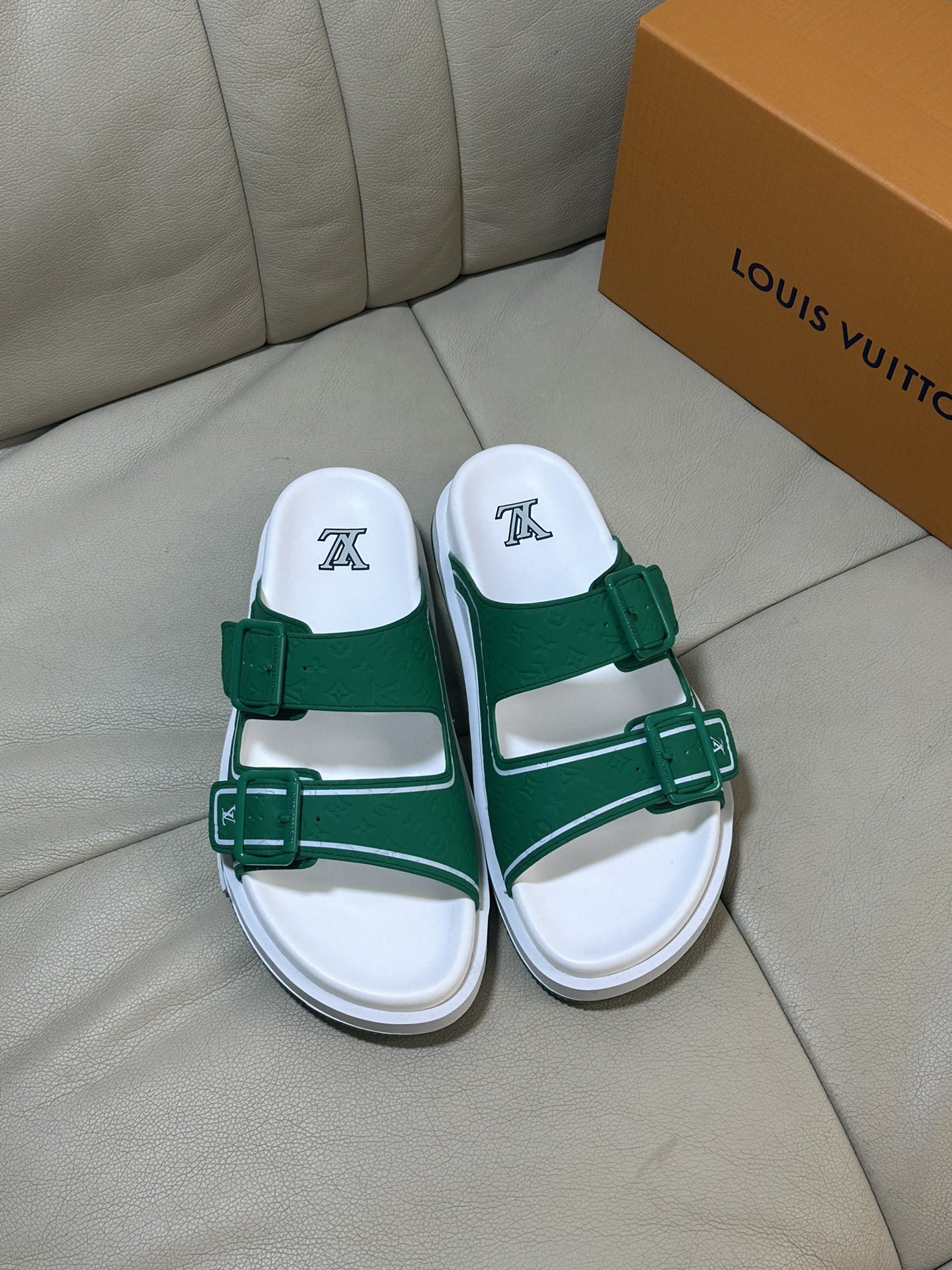 NO:271198,Size 38-45 L luxury Trainer sandals, made of green calfskin, light and comfortable. The upper is decorated with Monogram embossed. 2 adjustable straps and blue metal buckles provide a unique color splicing effect. The precise foot-fitting insoles and fine-line rubber outsole are inspired by L* Trainer sneakers.,,sneakers,slippers,cowhide19860909码数38-45 L奢品Trainer 凉拖鞋,选用绿色头层小牛皮材质,轻盈舒适.鞋面饰带饰有 Monogram 压纹.2 条可调节饰带搭配蓝色金属质感搭扣,带来别致的色彩拼接效果.精准贴脚的鞋垫与细纹橡胶外底灵感源自 L* Trainer 运动鞋.,,sneakers,slippers,cowhide,Men's shoes