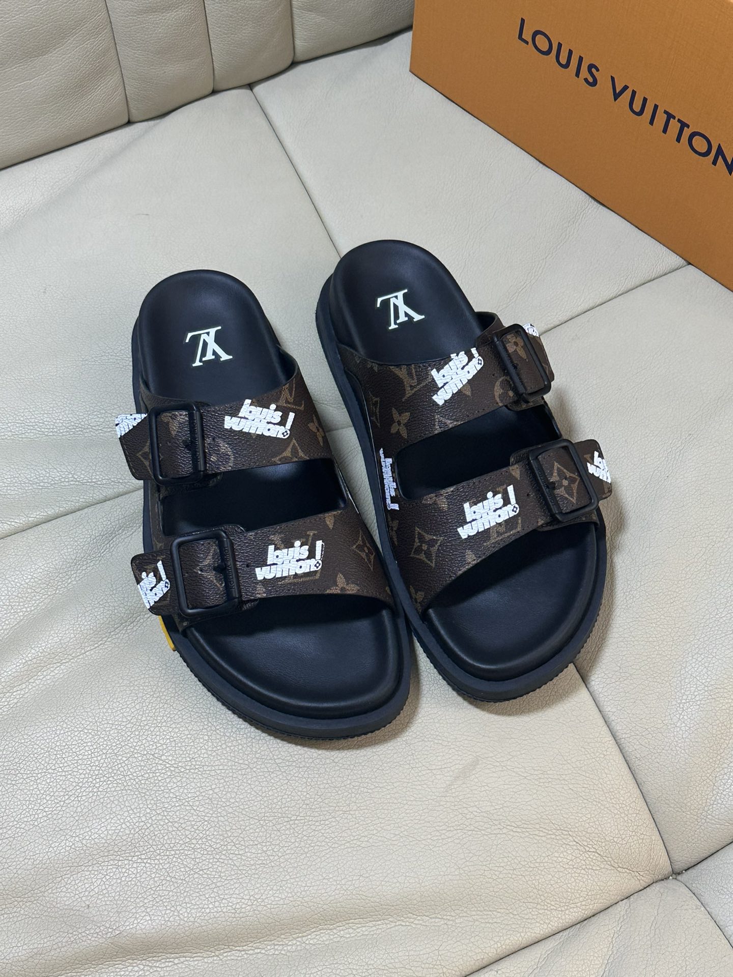 NO:271201,Size 38-45 L luxury Trainer sandals, made of imported rubber color, light and comfortable. Upper printing technology. 2 adjustable straps and blue metal buckles bring unique color splicing effect. Accurate foot fitting insoles and fine-line rubber outsoles are inspired by L* Trainer sneakers.,,sneakers,slippers19860909码数38-45 L奢品Trainer 凉拖鞋,选用进口胶料色材质,轻盈舒适.鞋面打印工艺.2 条可调节饰带搭配蓝色金属质感搭扣,带来别致的色彩拼接效果.精准贴脚的鞋垫与细纹橡胶外底灵感源自 L* Trainer 运动鞋.,,sneakers,slippers,Men's shoes