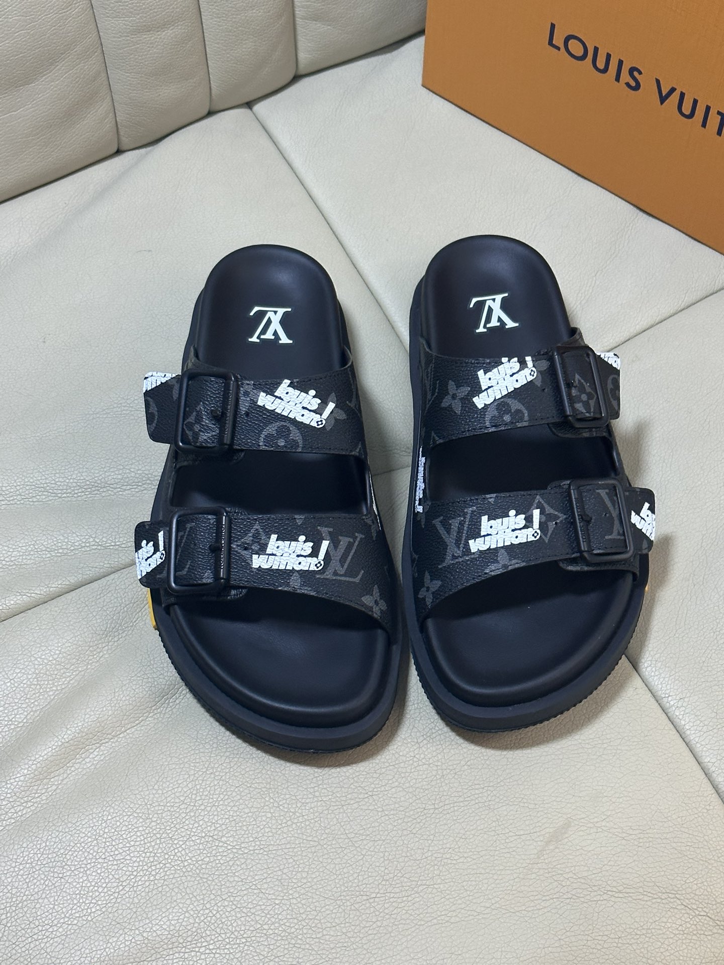 NO:271204,Size 38-45 L luxury Trainer sandals, made of imported rubber, light and comfortable. The upper is decorated with printing technology. 2 adjustable straps and blue metal buckles bring a unique color splicing effect. The precise foot-fitting insole and fine-line rubber outsole are inspired by L* Trainer sneakers.,,sneakers,slippers19860909码数38-45 L奢品Trainer 凉拖鞋,选用进口胶料材质,轻盈舒适.鞋面饰有打印工艺.2 条可调节饰带搭配蓝色金属质感搭扣,带来别致的色彩拼接效果.精准贴脚的鞋垫与细纹橡胶外底灵感源自 L* Trainer 运动鞋.,,sneakers,slippers,Men's shoes