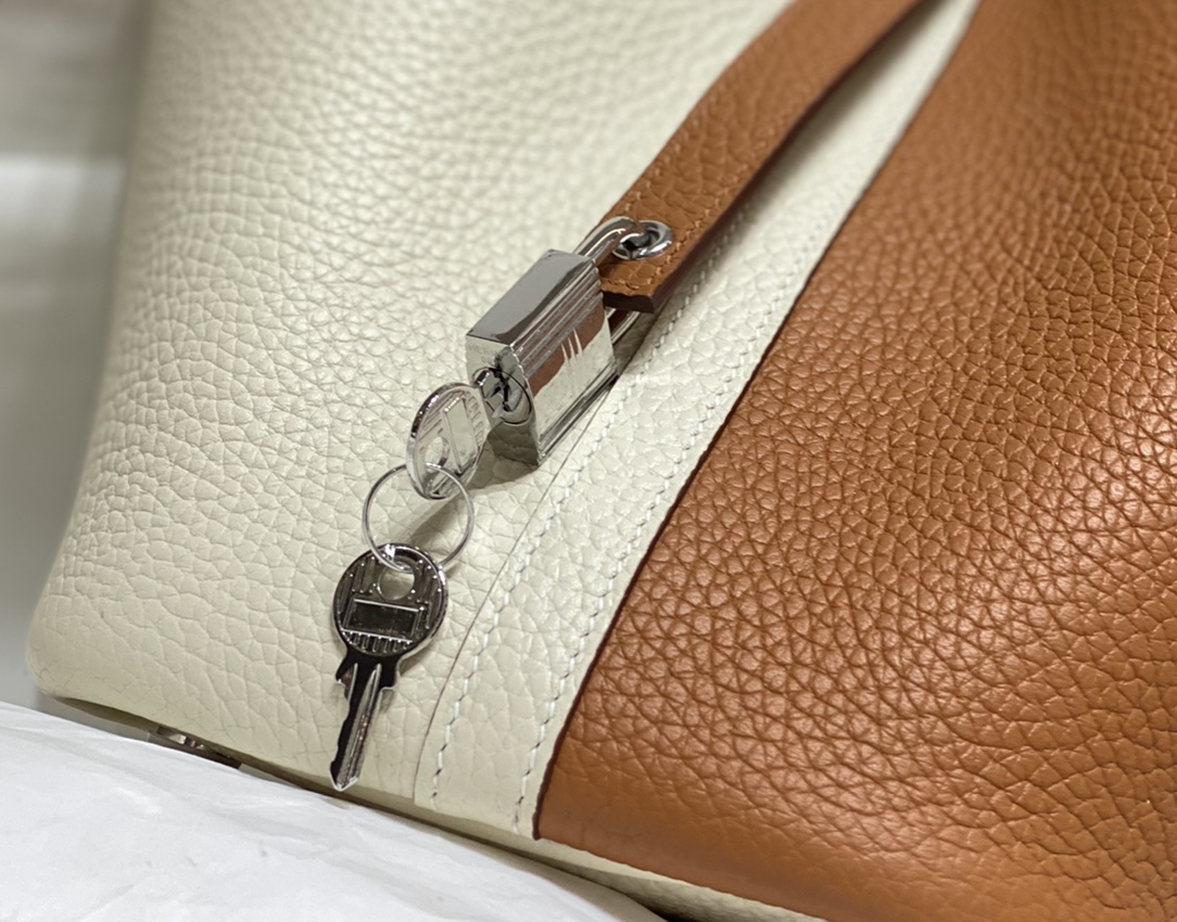 Hermès 专柜款经典手袋 6