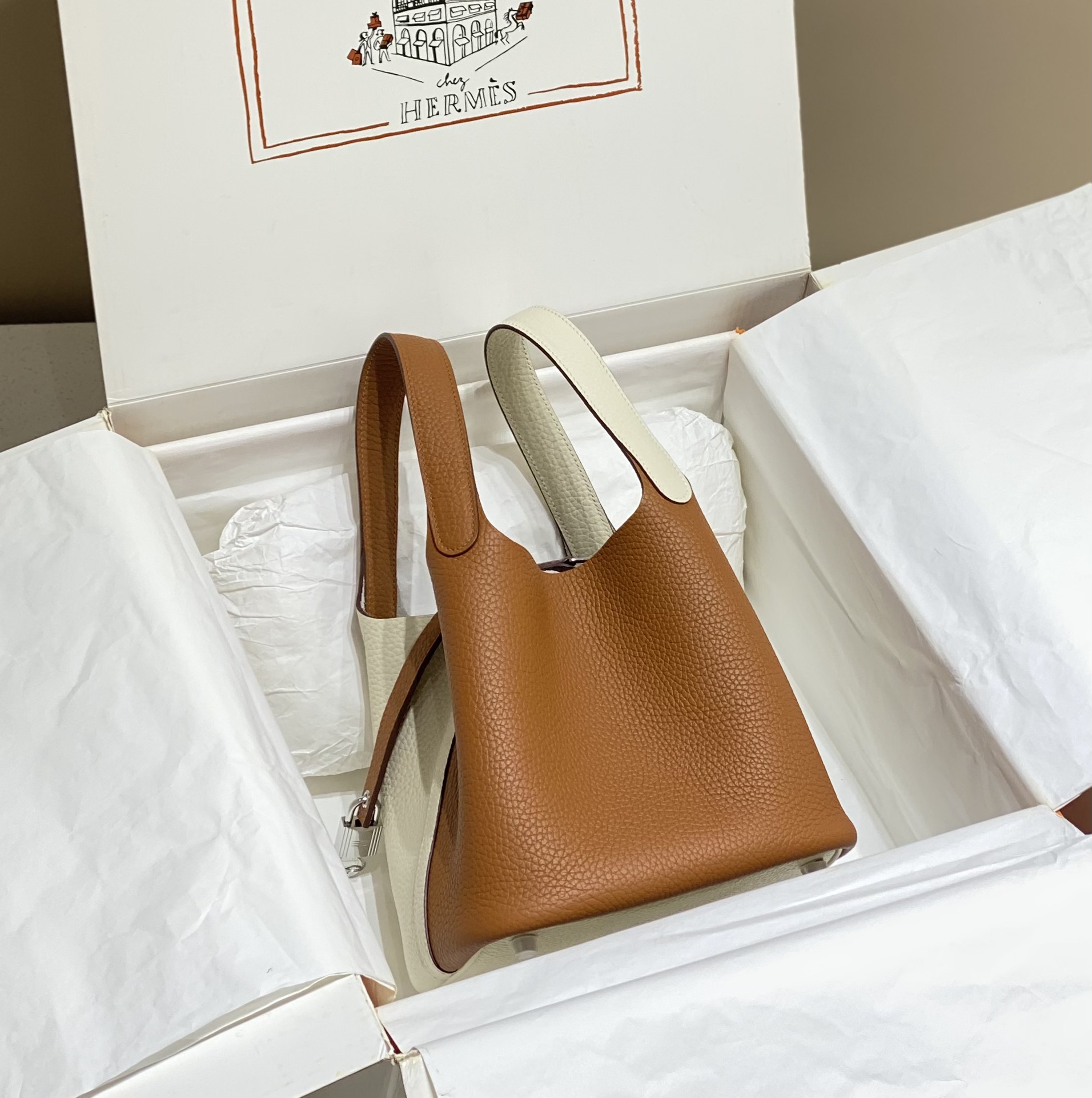 Hermès 专柜款经典手袋 4