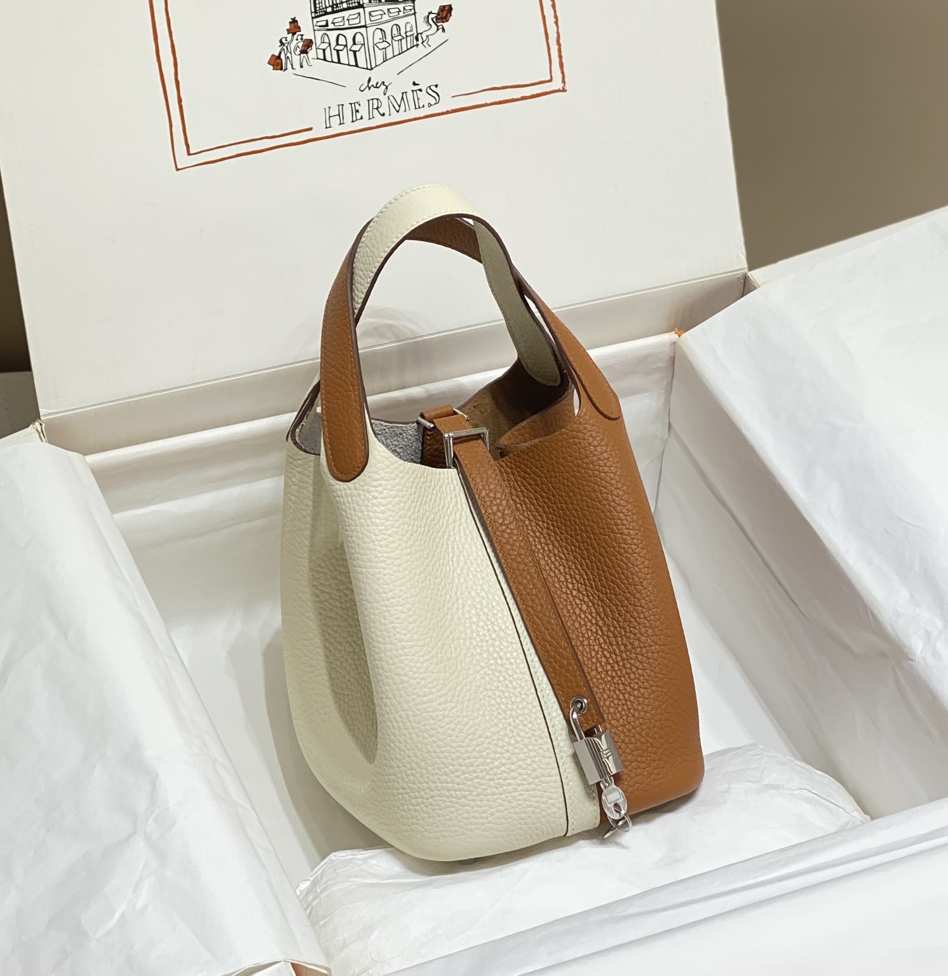 Hermès 专柜款经典手袋 3