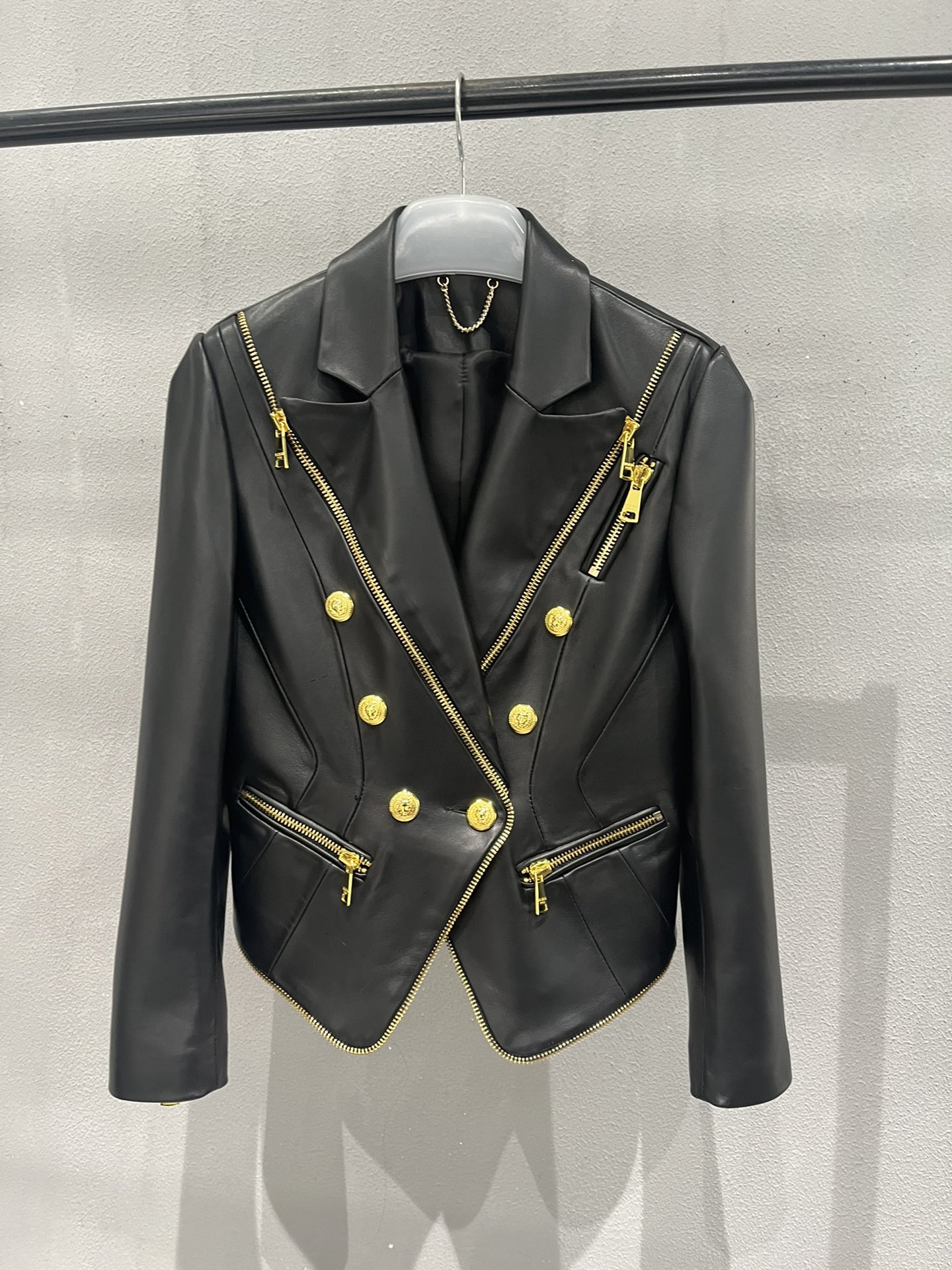 NO:721757,,Balmain sheepskin small suit classic version, super cool with gold buttons and zippers, waisted version, zipper headband logo, Balmain-clothing,balmain,business suit,sheepskin,19860909,巴尔曼羊皮小西装经典版型,搭配金色扣子和拉链超级酷,收腰版型,拉链头带logo,巴尔曼-服装,balmain,business suit,sheepskin,,Women's clothing