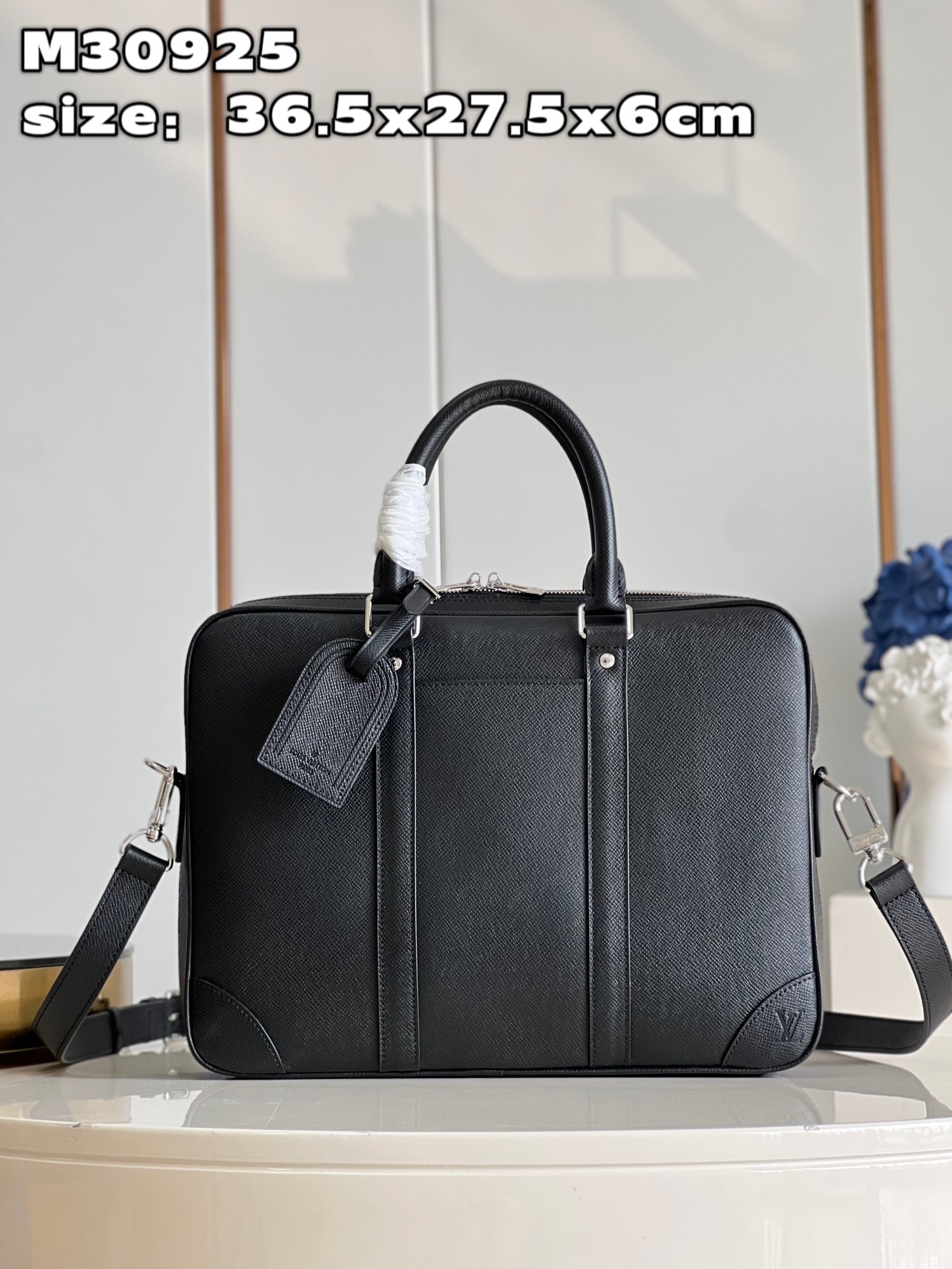NO:399836,【Exclusive real photo M30925】This Voyage small briefcase is selected from Taga Noir cowhide leather, which is imprinted after smoothing, polishing and other processes. The pad can store a 13-inch laptop with dual patch pockets on the back and functional details, paired with the top handle and removable and adjustable shoulder strap. Detailed features 36.5 x 27.5 x 6 cm (length x height x width) E.1050, LV [original leather], louis vuitton, cowhide19860909【独家实拍 M30925】本款 Voyage 小号公文包选取 Taga Noir 牛皮革,在抚平、抛光等工序后压印细腻纹理.衬垫内里可收纳 13 寸笔记本电脑,后侧双贴袋再添功能细节,搭配顶部手柄和可拆卸并调节的肩带.详细特征36.5 x 27.5 x 6厘米(长度 x 高 x 宽) E.1050,LV【原厂皮】,louis vuitton,cowhide,Bag