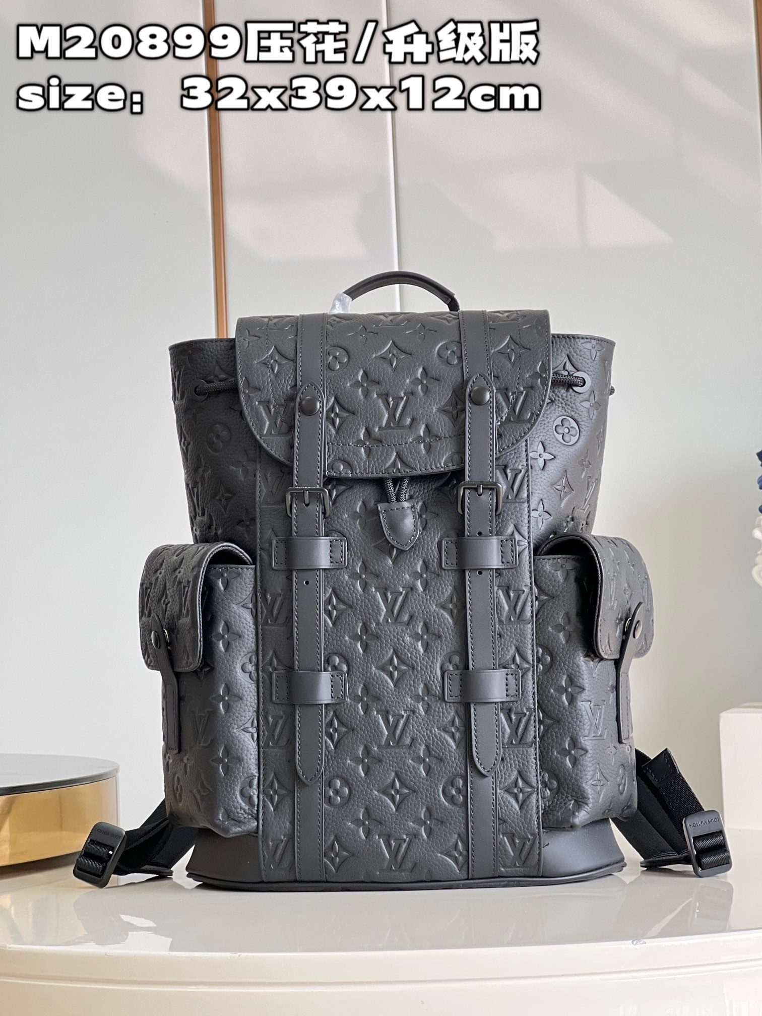NO:399837,【Exclusive real photo M20899 black embossed upgraded version】M41379 small Christopher backpack concentrates the classic design size, continuing iconic elements such as side pockets and snap straps. Simple and elegant Taurillon leather imprinted traditional Monogram pattern, equipped with a tablet inner bag, providing a modern way to carry everyday needs. Size 32x39x12cm M.1000, LV [original leather], louis vuitton19860909【独家实拍 M20899黑压花 升级版】M41379小号 本款 Christopher 双肩包浓缩经典设计尺寸,延续侧袋和按扣双肩带等标志性元素.素雅 Taurillon 皮革压印传统 Monogram 图案,设有平板电脑内袋,为携带日常所需提供摩登之法.尺寸32x39x12cm M.1000,LV【原厂皮】,louis vuitton,Bag