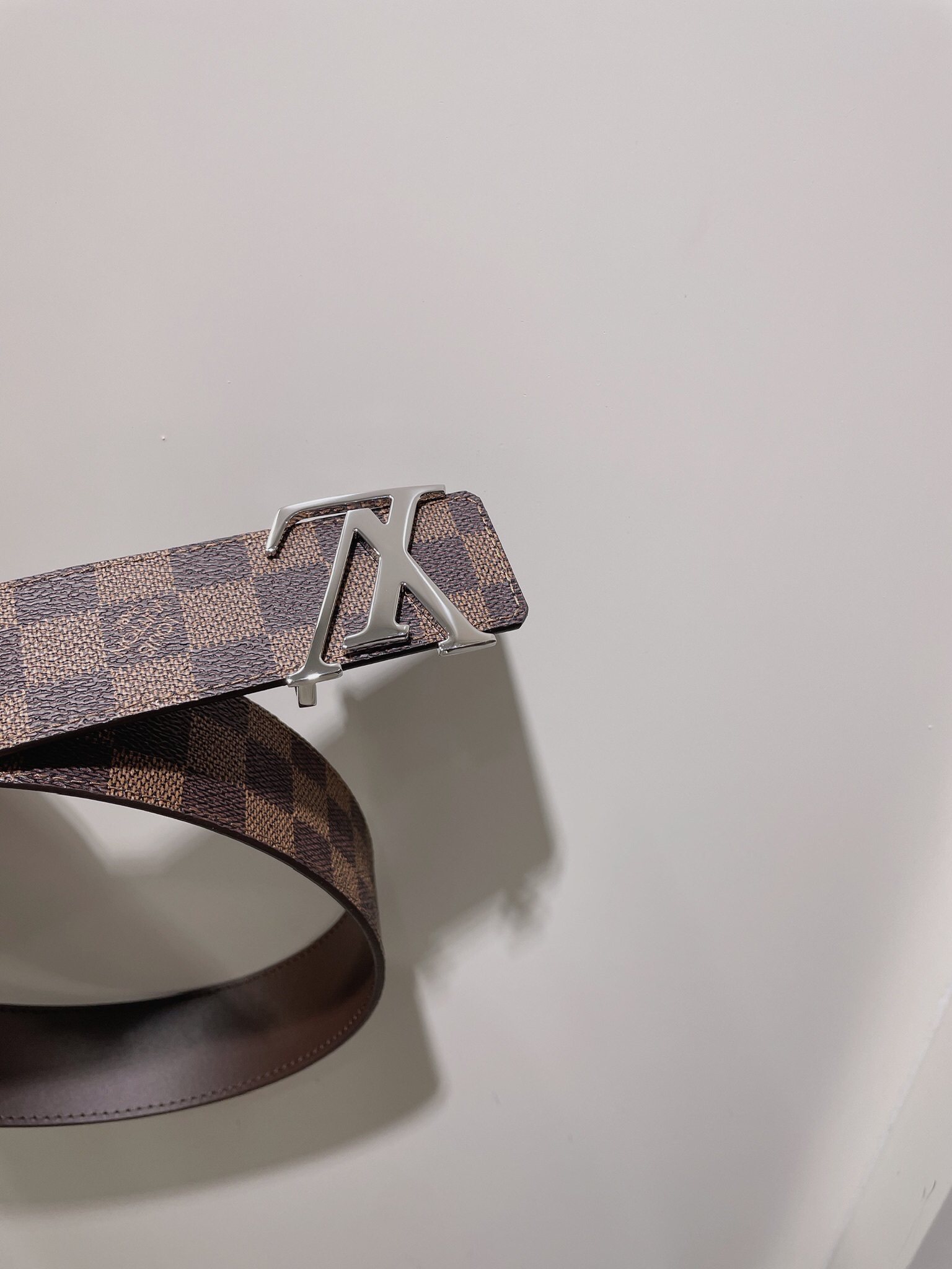 M0212WLV INITIALES 40 毫米双面腰带LV Initiales 40 毫米双面腰带将 