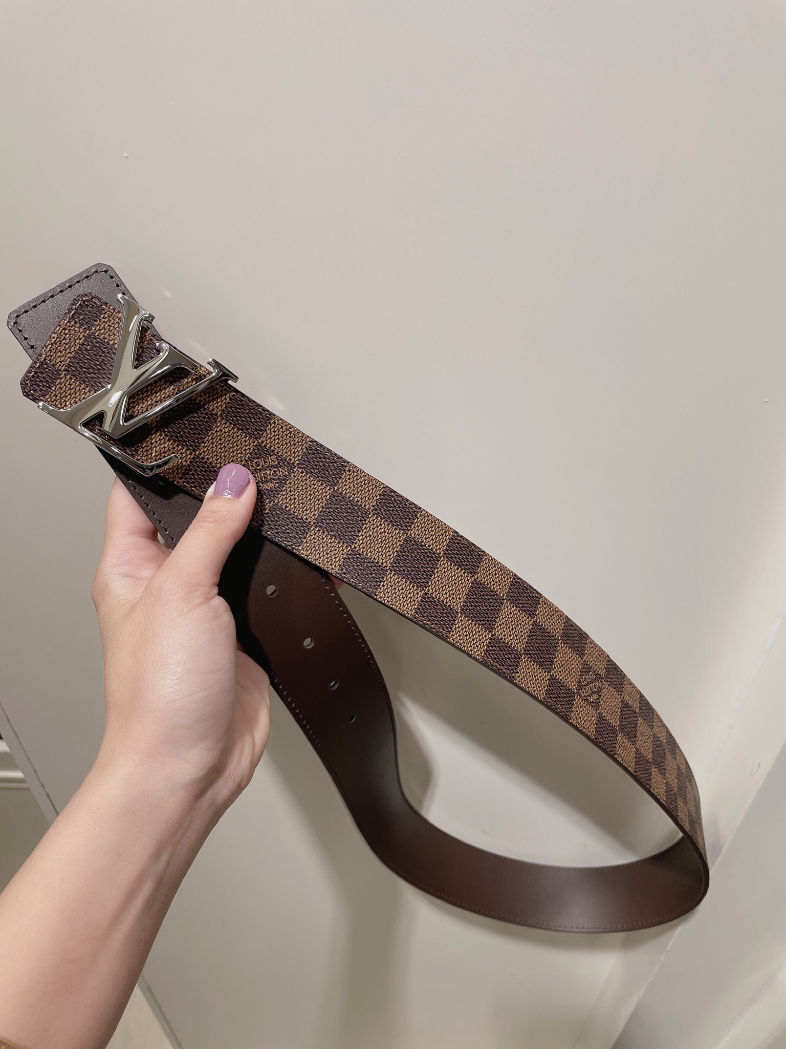 M0212WLV INITIALES 40 毫米双面腰带LV Initiales 40 毫米双面腰带将 