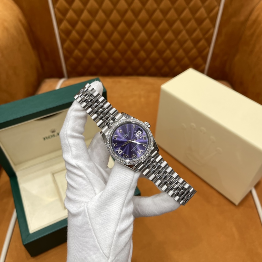 NO:144046,Log Series - Use original automatic mechanical movement, the thickness and width movement fully reflects Rolex's innovative technology, and has further improved in terms of accuracy and reliability, power reserve, shock resistance and magnetism, and convenience of use. The Oyster steel case is paired with the outer ring of the Egg-Purple Diamond, and the two sides of the case and lugs reflect a light luster, making the contour of the 36mm Oyster case more prominent and adds charm. The strap texture is full, the push and pull smooth, and the difficult turtle shell is easy to open, the lock is tight, and it is very down-to-earth to wear!  The calendar font of the version, anti-reflective convex and transparent enlarged calendar window, each number is polished finely for easy viewing~ Size: 36mm, Rolex19860909日志型系列 - 采用原版自动机械机芯,厚度宽度一致机芯全面体现劳力士的创新技术,在精准可靠、动力储备、抗震防磁以及方便使用等方面,做了进一步的提升. 蚝式钢表壳搭配茄紫盘钻石外圈,表壳及表耳两侧折射出淡雅光泽,令36毫米蚝式表壳的轮廓更突出,倍添魅力. 表带质感拉满,推拉顺滑,高难度的龟壳外观开启方式轻易,锁扣紧密,戴起来非常踏实！ 对版的日历字体,防反光凸透式放大日历窗,每个数字打磨精细,方便查看～ 尺寸:36mm,,rolex,Watch