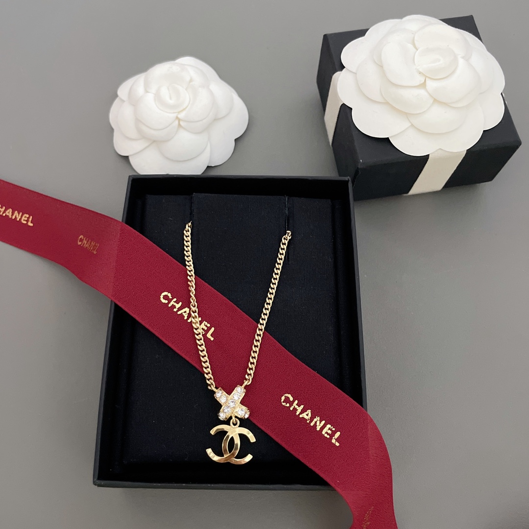 NO:632169,88180【Incense  A very, very beautiful one. The X is inlaid with Swarovski diamonds. The whole X is thick and the front is curved. It is very textured!  CC is a moderately sized pendant. It has a luxurious and beautiful D tone on the upper body. It has a hand-beaten pit pattern on the back. The extension chain can be adjusted in length. It definitely looks great. It is a very gentle little woman. It is a versatile piece for daily commuting!  ,,necklace,Cardia high-end jewelry1986090988180【香X吊c项链】代购购入Z ,现huo现huo！非常非常美的一款,X 上镶嵌施华洛钻,X 整体是有厚度且正面是有弧度的,非常的有质感！CC大小适中的吊坠,钻上身D调奢华美,背面是有手工捶打的坑纹,延长链可调节长短,绝对颜值超标,非常温柔小女人,日常通勤百搭款！,,necklace,卡迪亚高端饰品,Jewelry