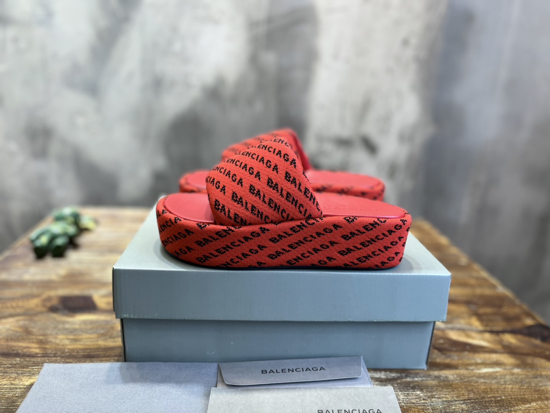 Balenciaga 巴黎世家 《独家 》23vs春夏松糕厚底 凉拖系列