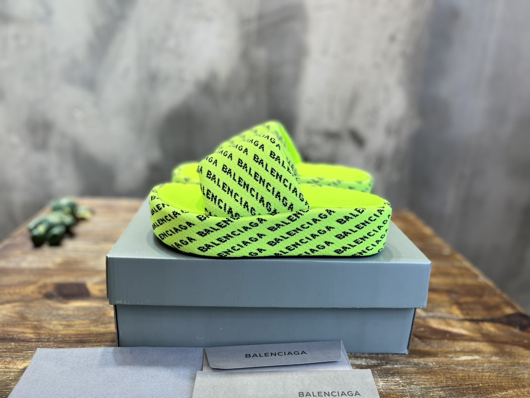 Balenciaga 巴黎世家 《独家 》23vs春夏松糕厚底 凉拖系列