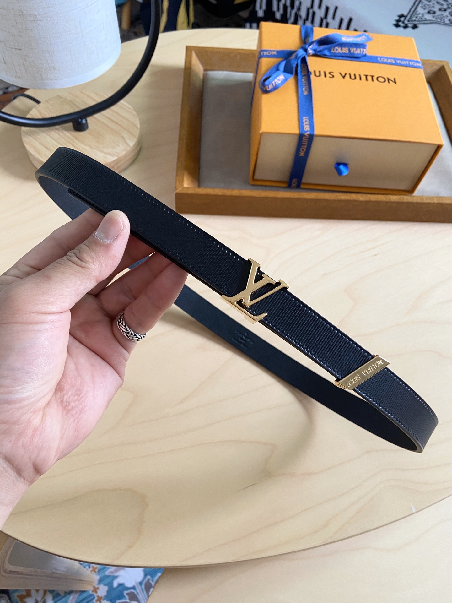 Louis Vuitton 女神节 特价 170 这款永恒优雅的晚装腰带饰有类似在服装中所使用的横棱纹缎带的浮纹图案