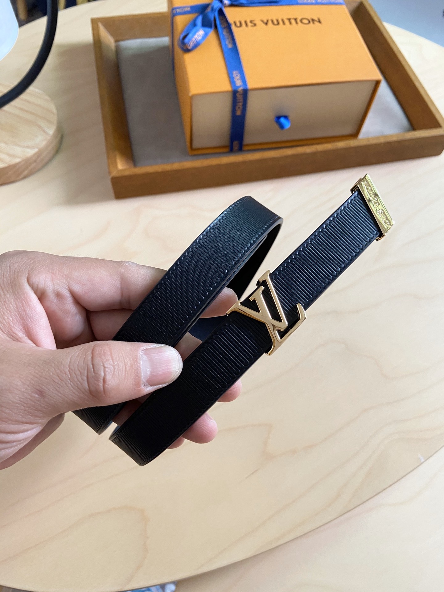Louis Vuitton 女神节 特价 170 这款永恒优雅的晚装腰带饰有类似在服装中所使用的横棱纹缎带的浮纹图案