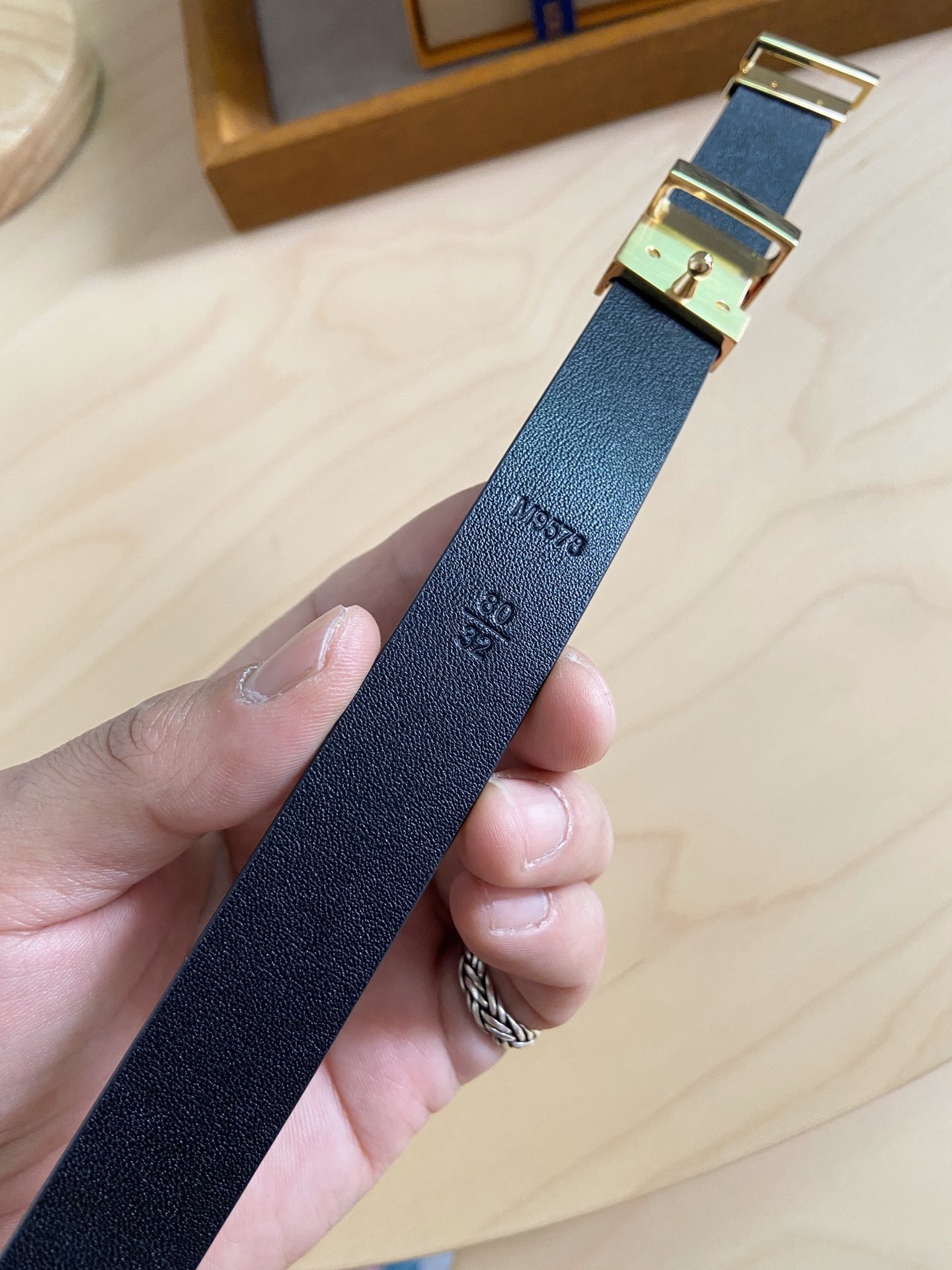 Louis Vuitton 女神节 特价 170 这款永恒优雅的晚装腰带饰有类似在服装中所使用的横棱纹缎带的浮纹图案