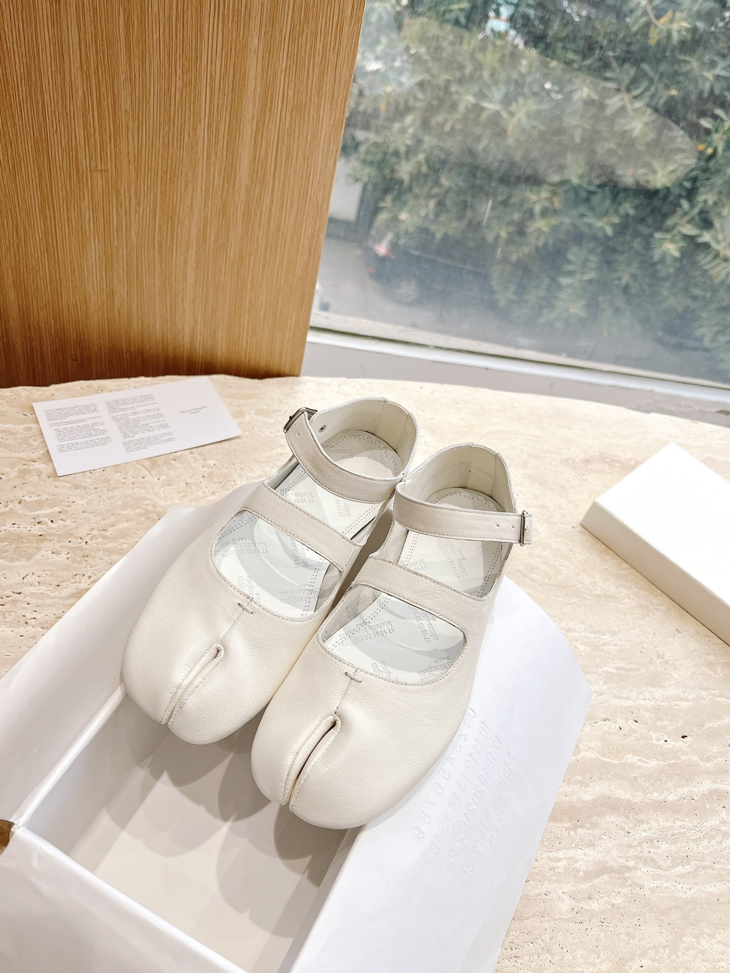 NO:722270,Purchasing level G012 Maison Margiela Maison Margiela MM6 Home Exclusive new product, the highest version, purchased by buyers, 1:1 perfect reproduction, ballet flat tabi sandals with split toes, original molded double-layered genuine leather soles, original lasted shoes, very generous shape, easy to match with various styles, the good news for short legs, the upper body becomes longer legs in an instant, and the upper feet are not bound by conventions, you can be yourself as you like ~ Fried chicken on the feet is soft and comfortable  The upper is imported original open-edge beaded cowhide, the lining is original genuine leather, the outsole is original Italian double-layer genuine leather heel, Size 35-39 (set in 40), split-toe shoes, masion margiela, sandals, cowhide19860909代购级别 G012 Maison Margiela 玛吉拉MM6家 独家新品最高版本买手代购1:1完美复刻 芭蕾舞平底分趾tabi凉鞋单鞋 原版开模双层真皮鞋底 原版套楦鞋型很大方 搭配各种风格都轻松驾驭 小短腿的福音 上身瞬间秒变大长腿 上脚不被常规所拘束,随心所欲做自己～上脚炒鸡柔软舒适 鞋面进口原版开边珠牛皮 内里原版真皮 大底原版意大利双层真皮底跟 Size35-39（40定),分趾鞋,masion margiela,sandals,cowhide,Women's Shoes